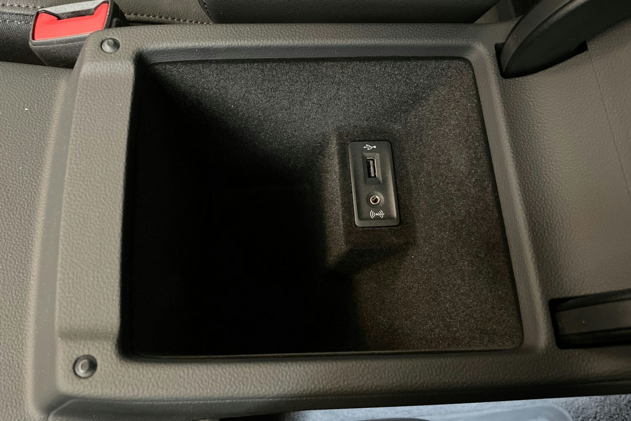 sininen Volkswagen Passat 2019 kuva 28.