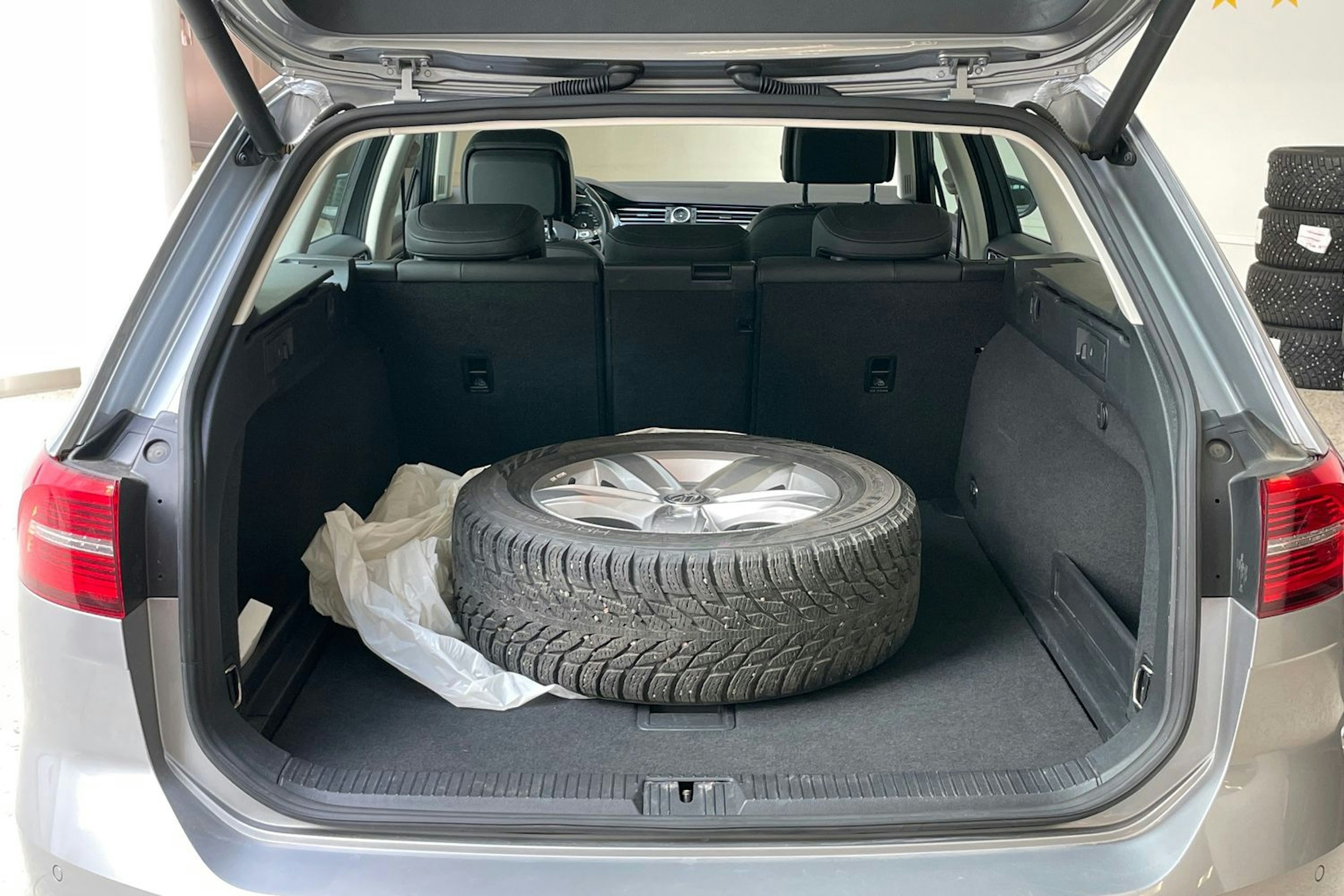sininen Volkswagen Passat 2019 kuva 30.