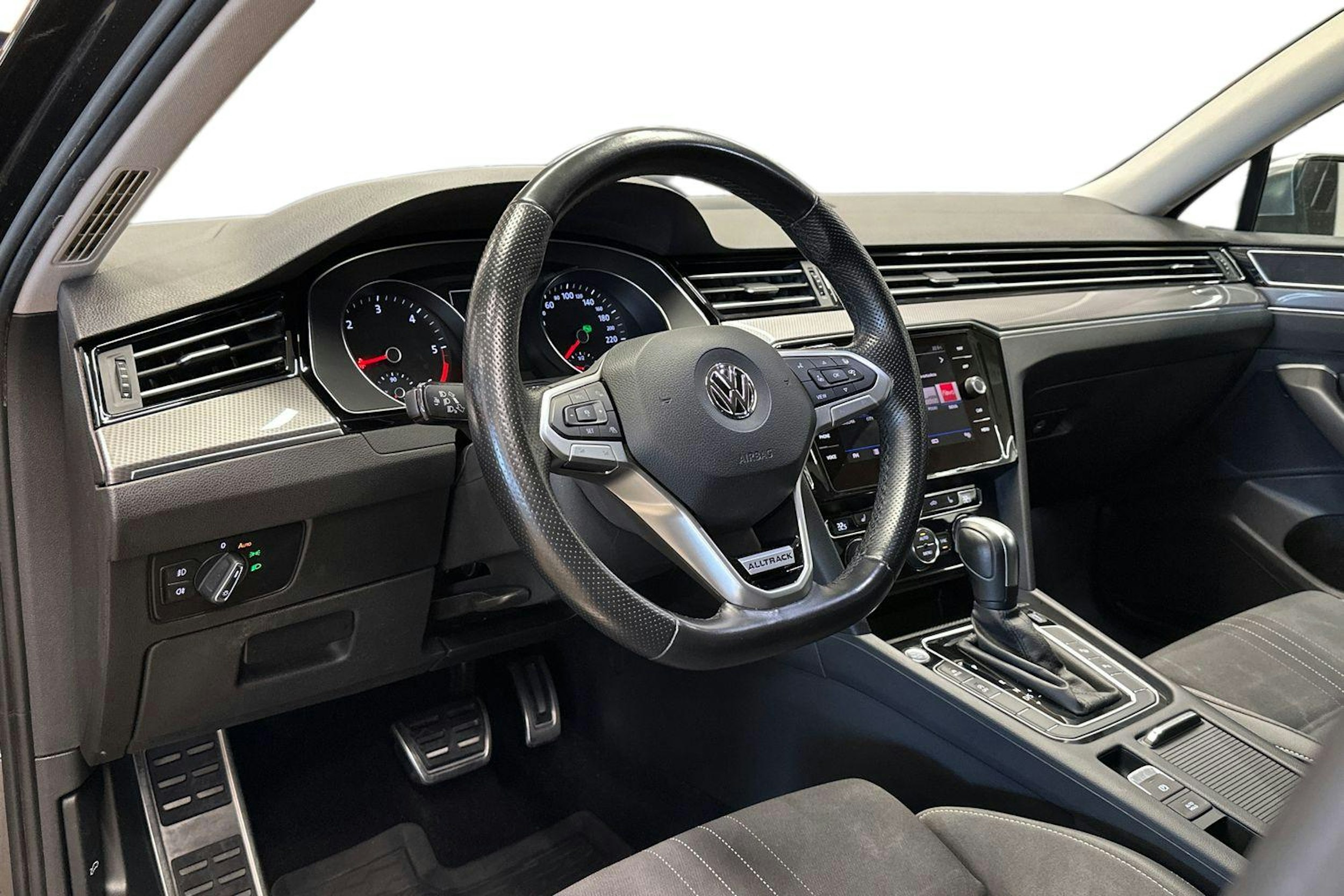 harmaa Volkswagen Passat 2020 kuva 10.