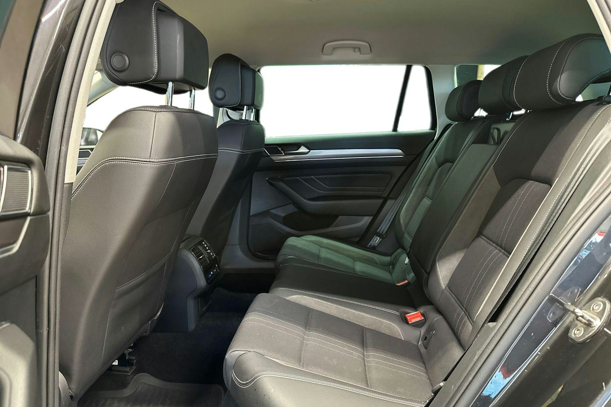 harmaa Volkswagen Passat 2020 kuva 12.