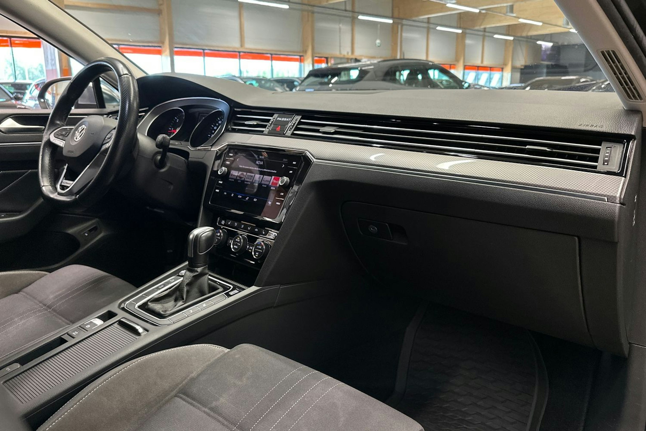 harmaa Volkswagen Passat 2020 kuva 13.