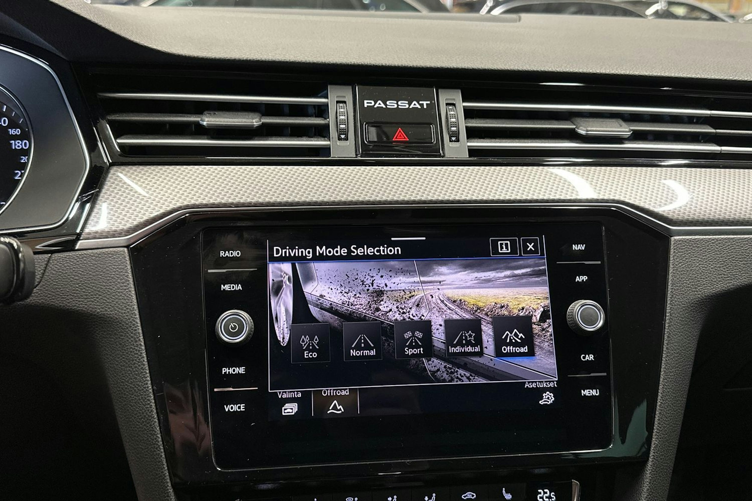 harmaa Volkswagen Passat 2020 kuva 22.