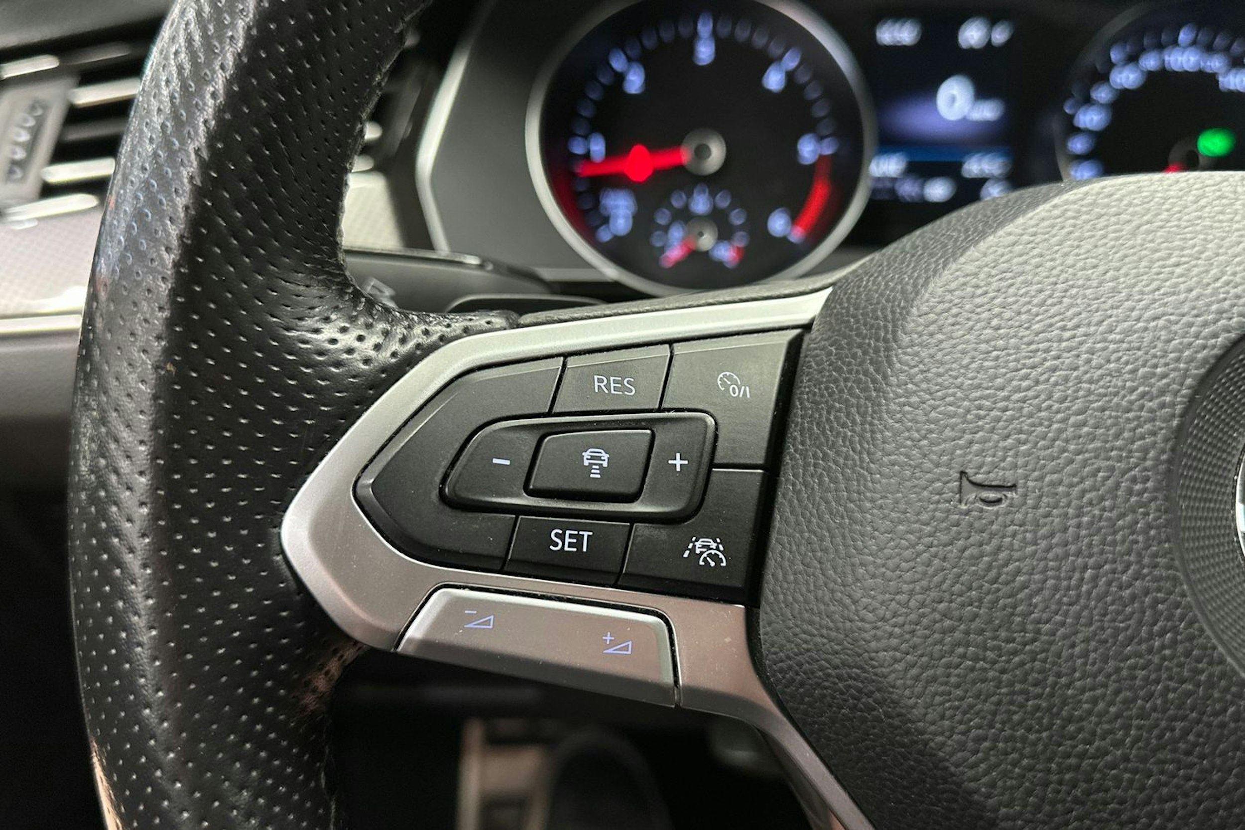 harmaa Volkswagen Passat 2020 kuva 29.