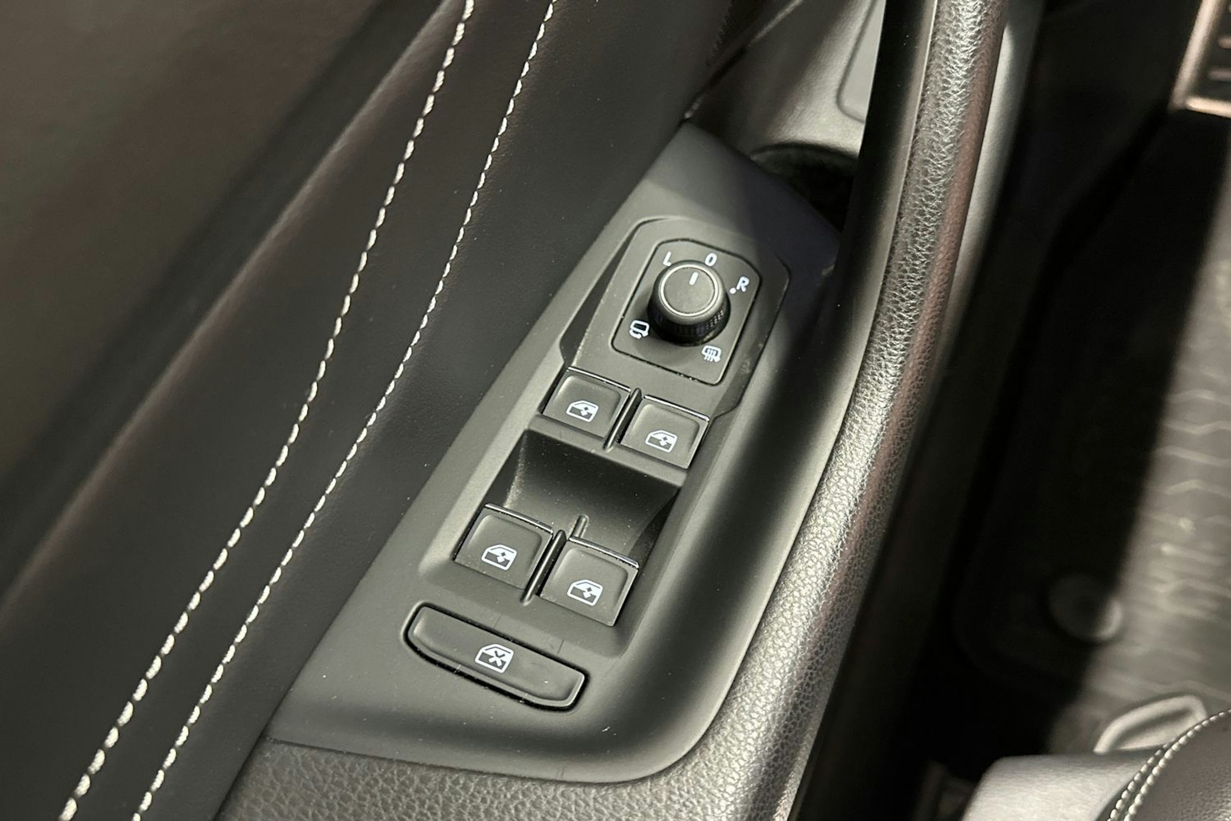 harmaa Volkswagen Passat 2020 kuva 32.