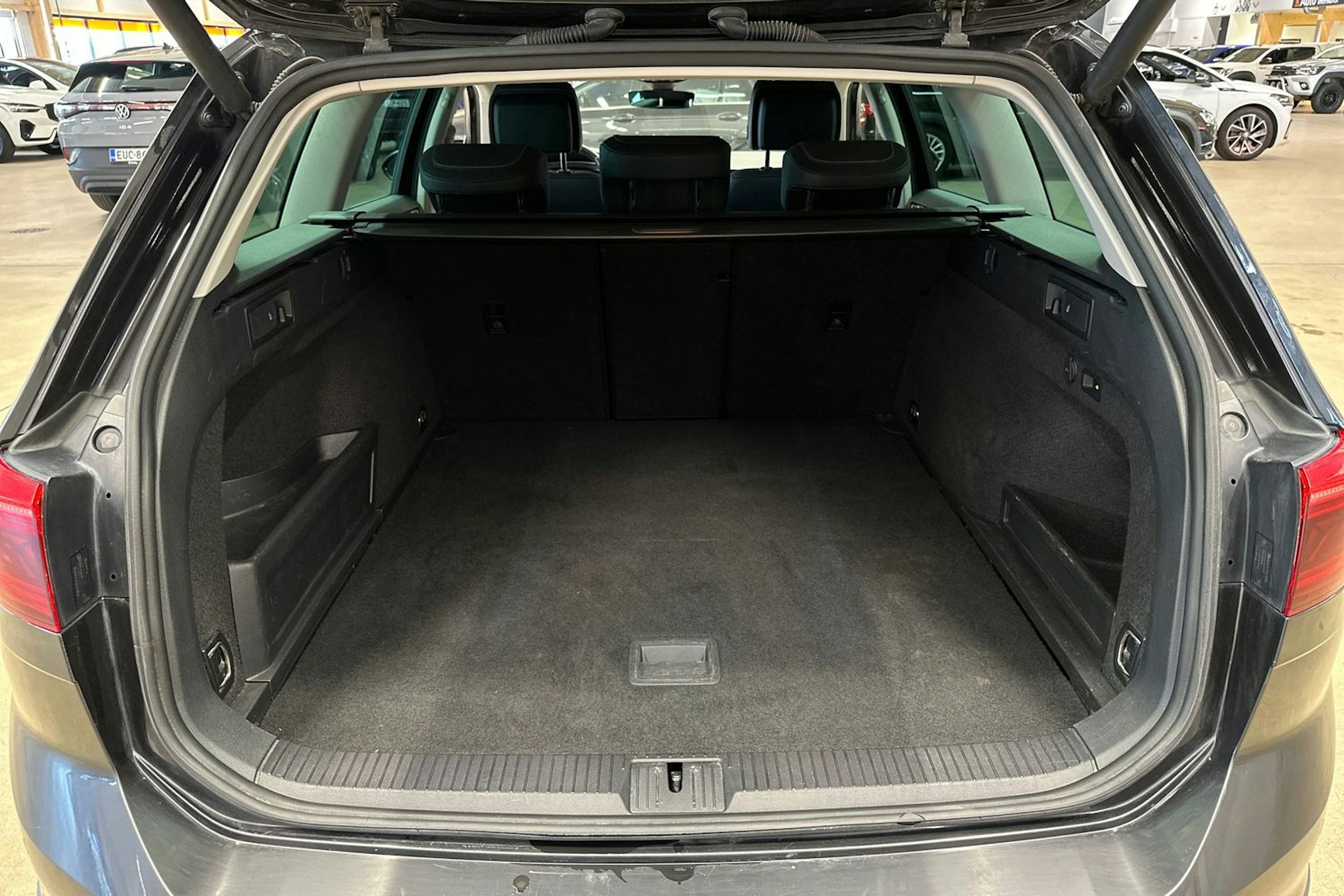 harmaa Volkswagen Passat 2020 kuva 33.