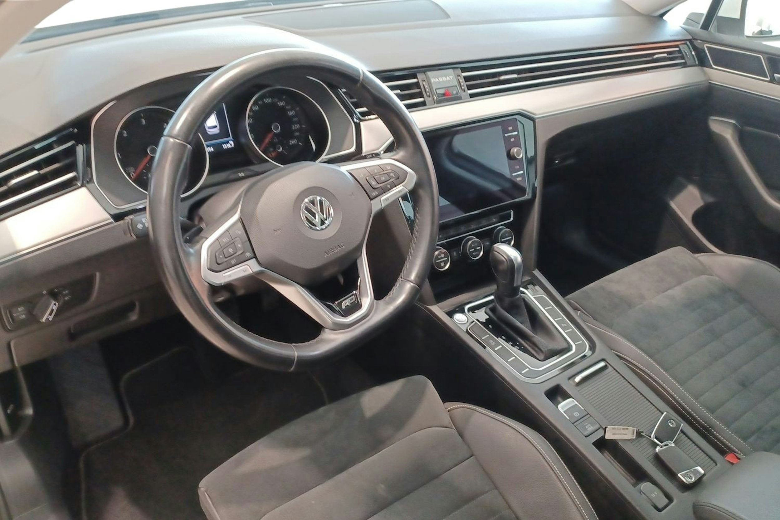 Valkoinen Volkswagen PASSAT 2020 kuva 7.