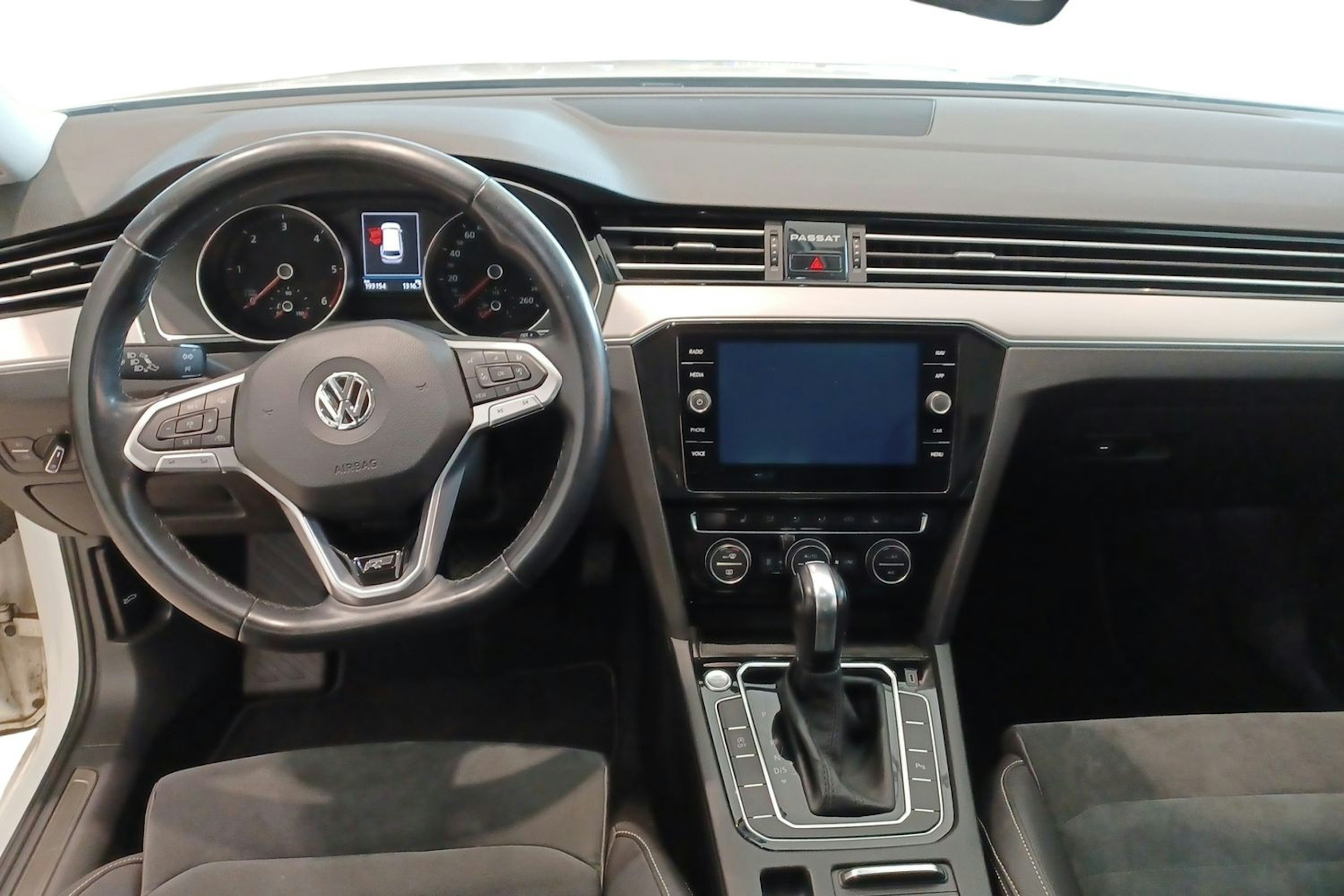 Valkoinen Volkswagen PASSAT 2020 kuva 9.