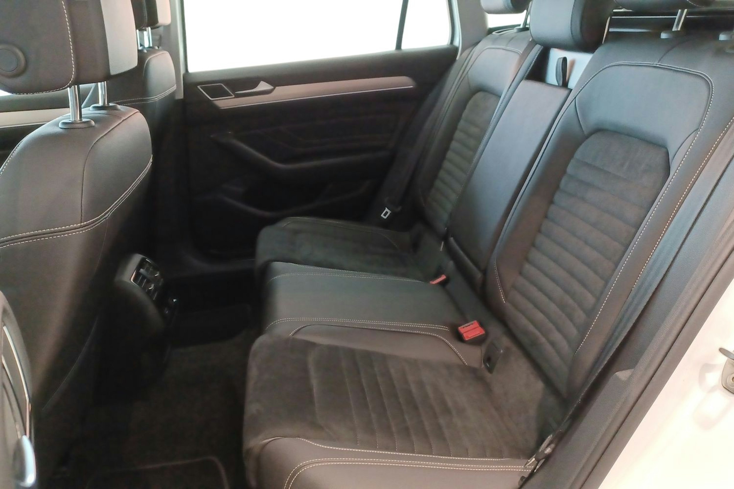 Valkoinen Volkswagen PASSAT 2020 kuva 10.