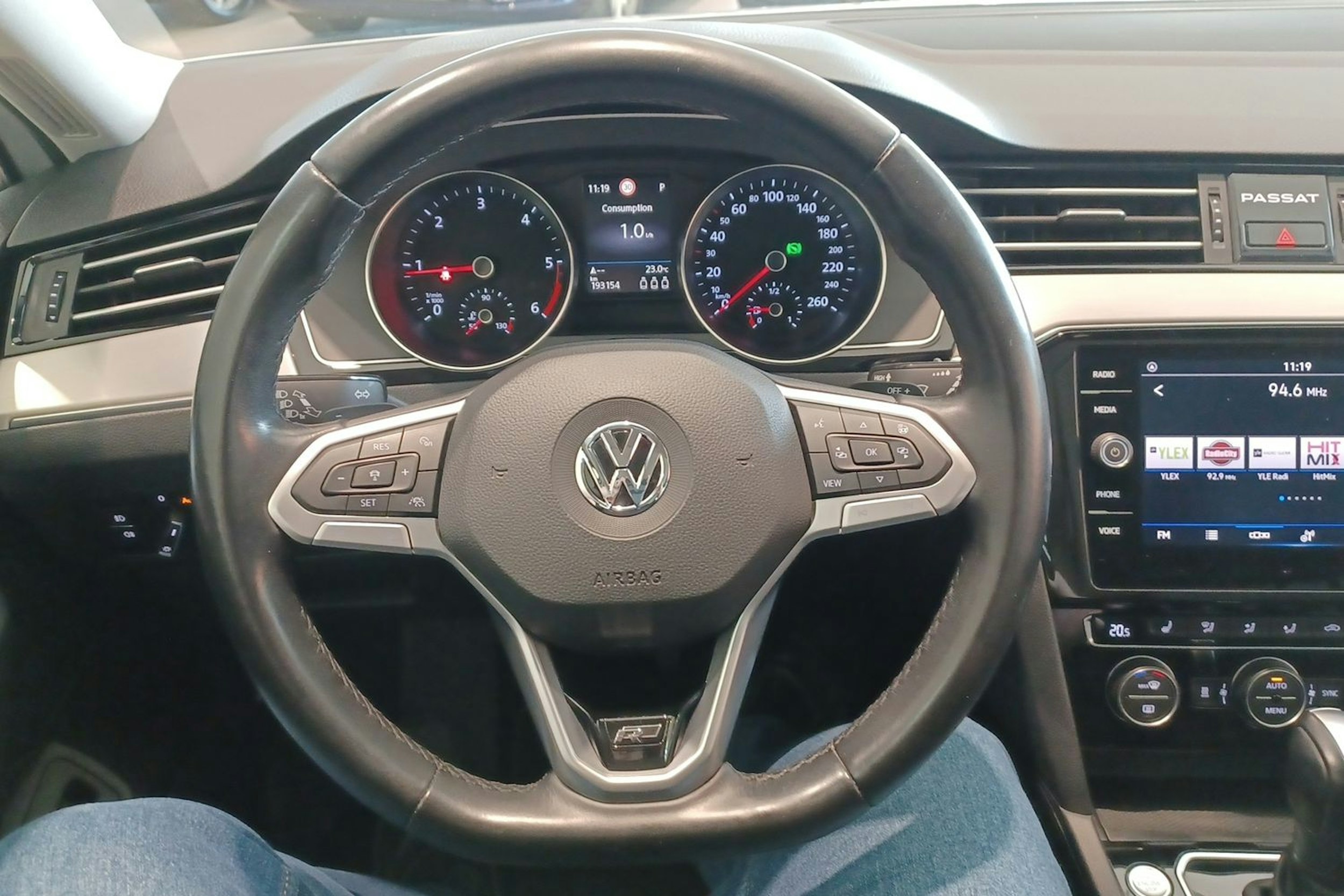 Valkoinen Volkswagen PASSAT 2020 kuva 15.