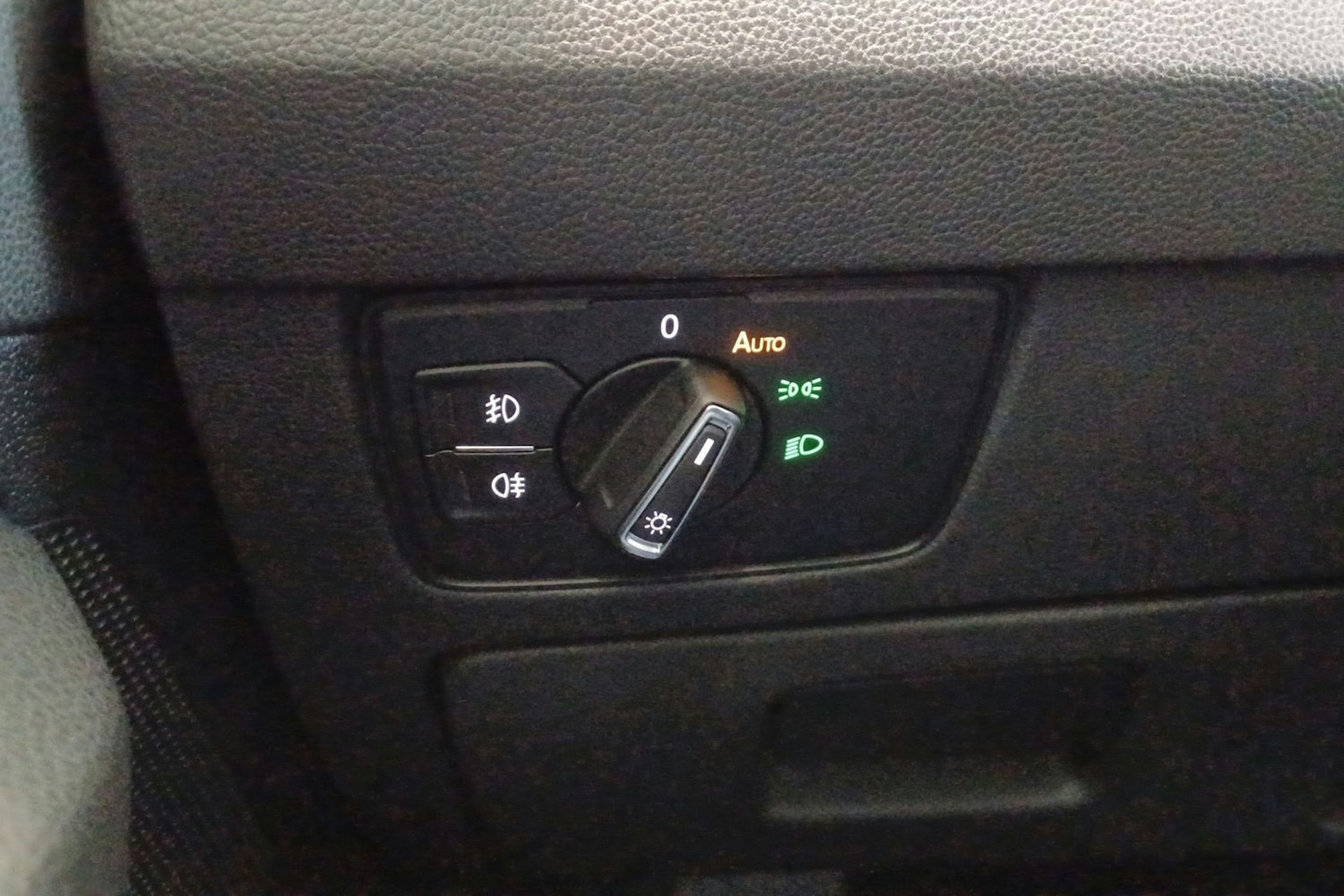 Valkoinen Volkswagen PASSAT 2020 kuva 18.