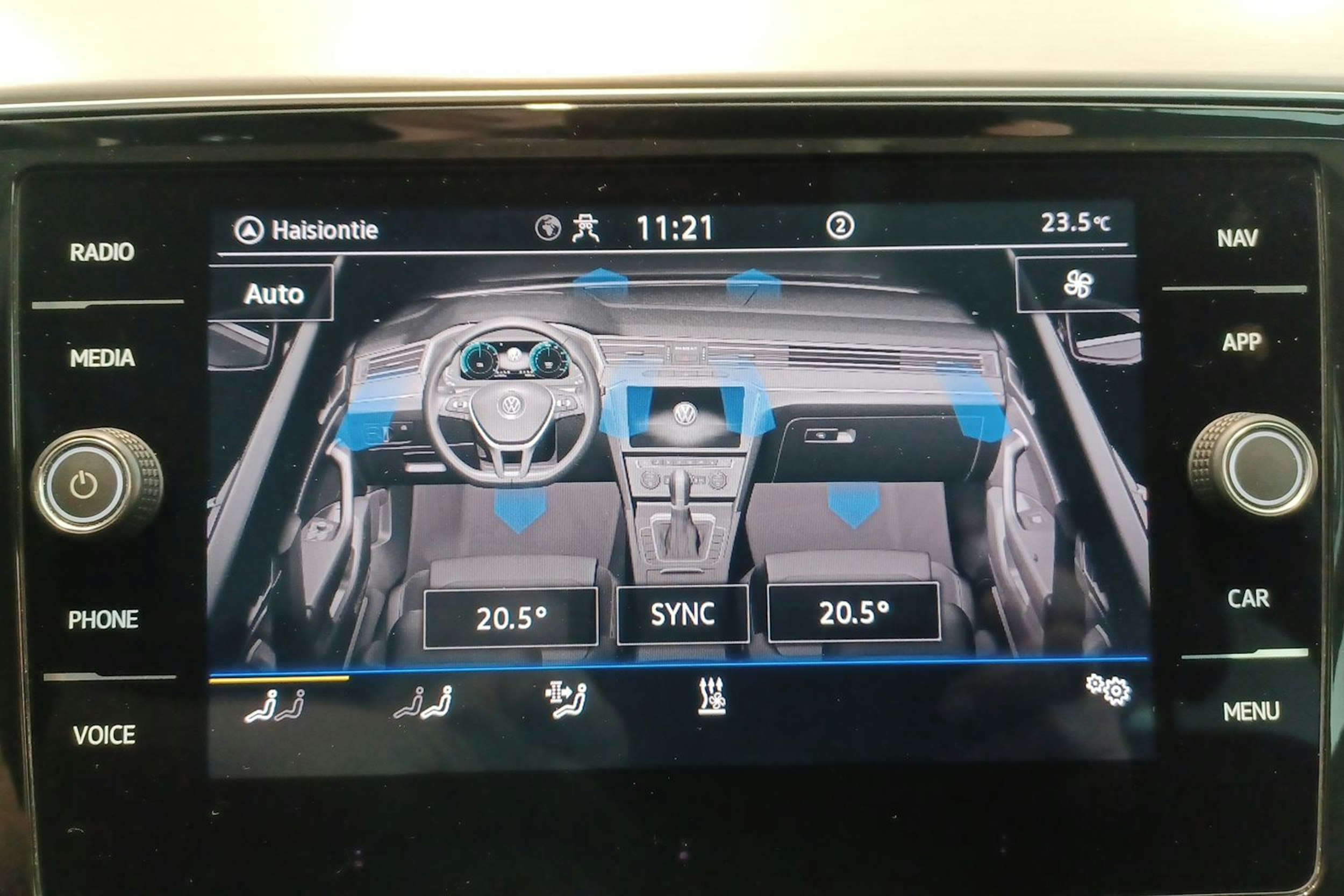 Valkoinen Volkswagen PASSAT 2020 kuva 25.