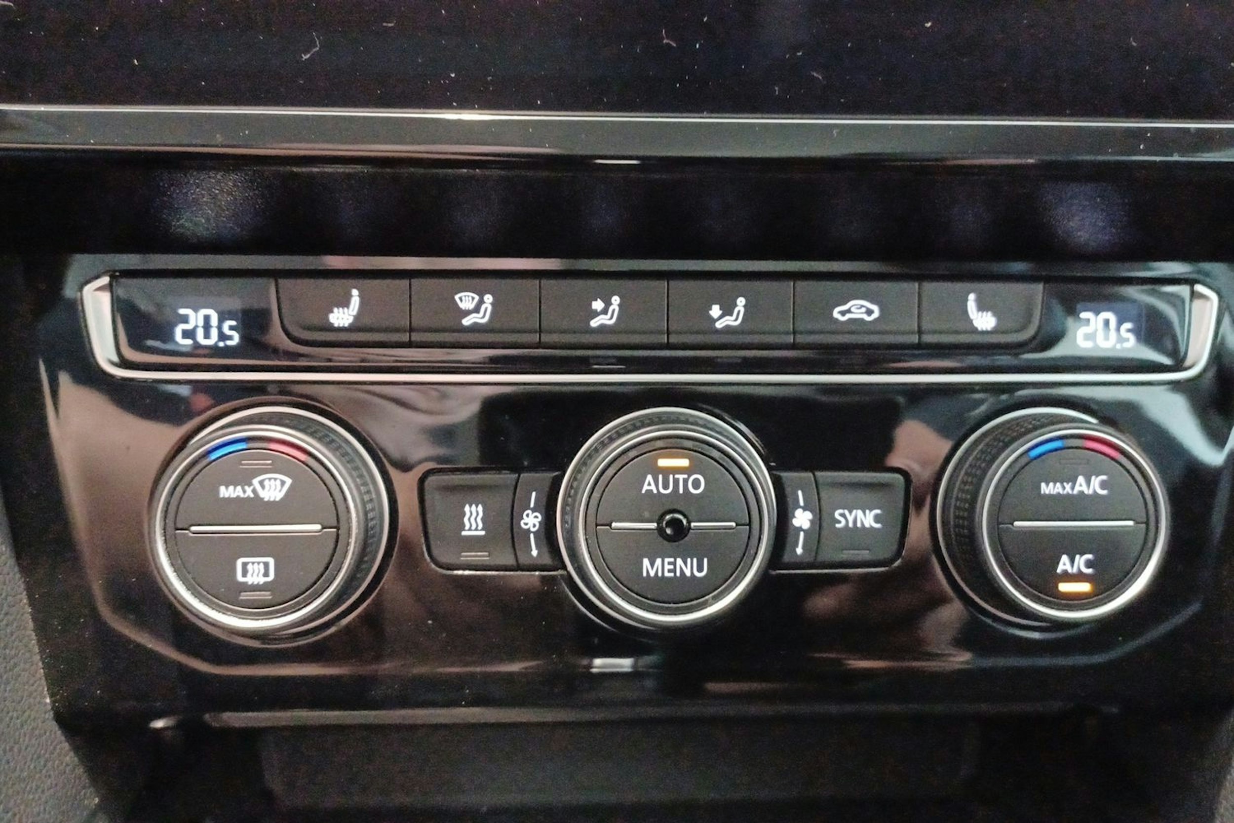Valkoinen Volkswagen PASSAT 2020 kuva 27.