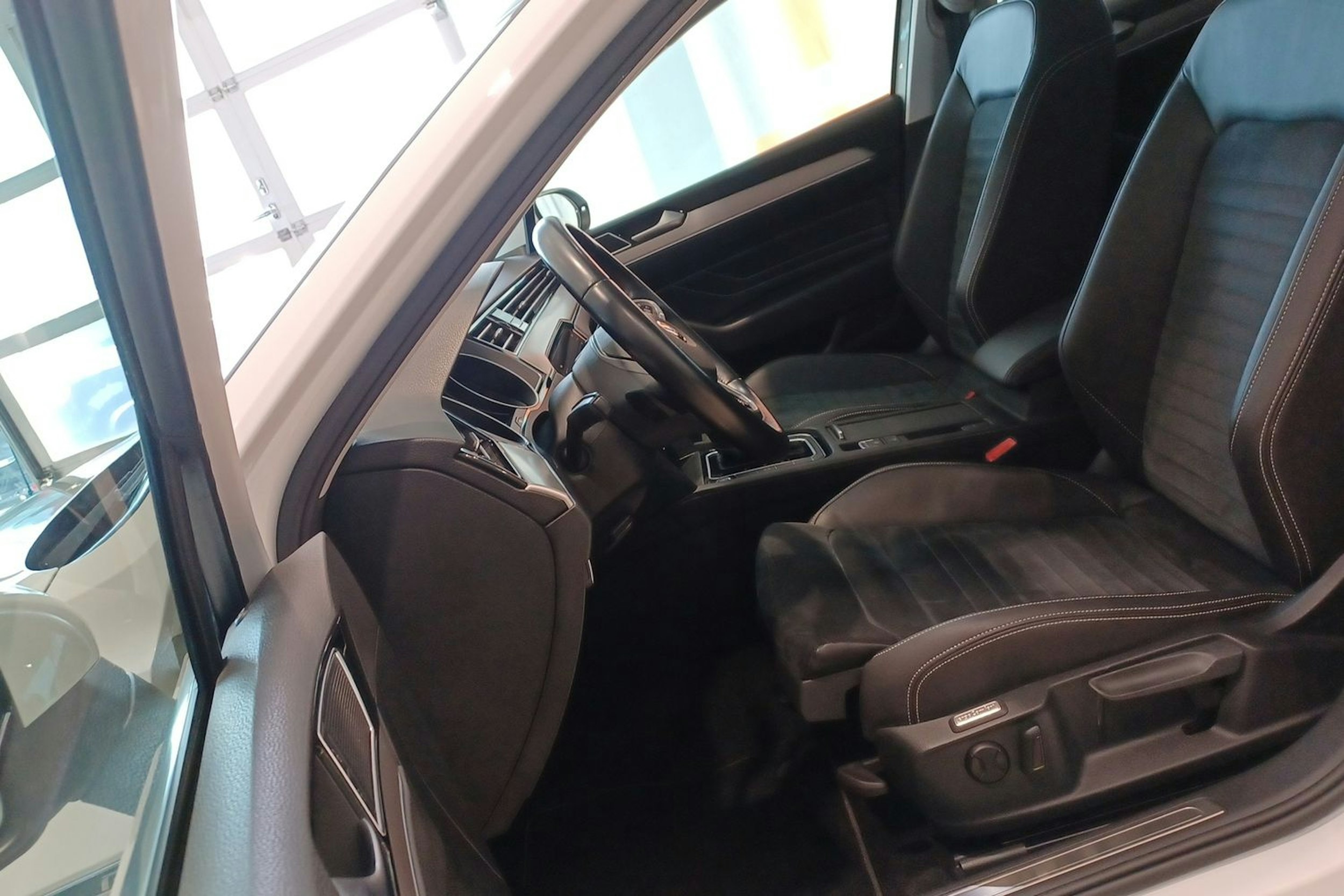 Valkoinen Volkswagen PASSAT 2020 kuva 29.
