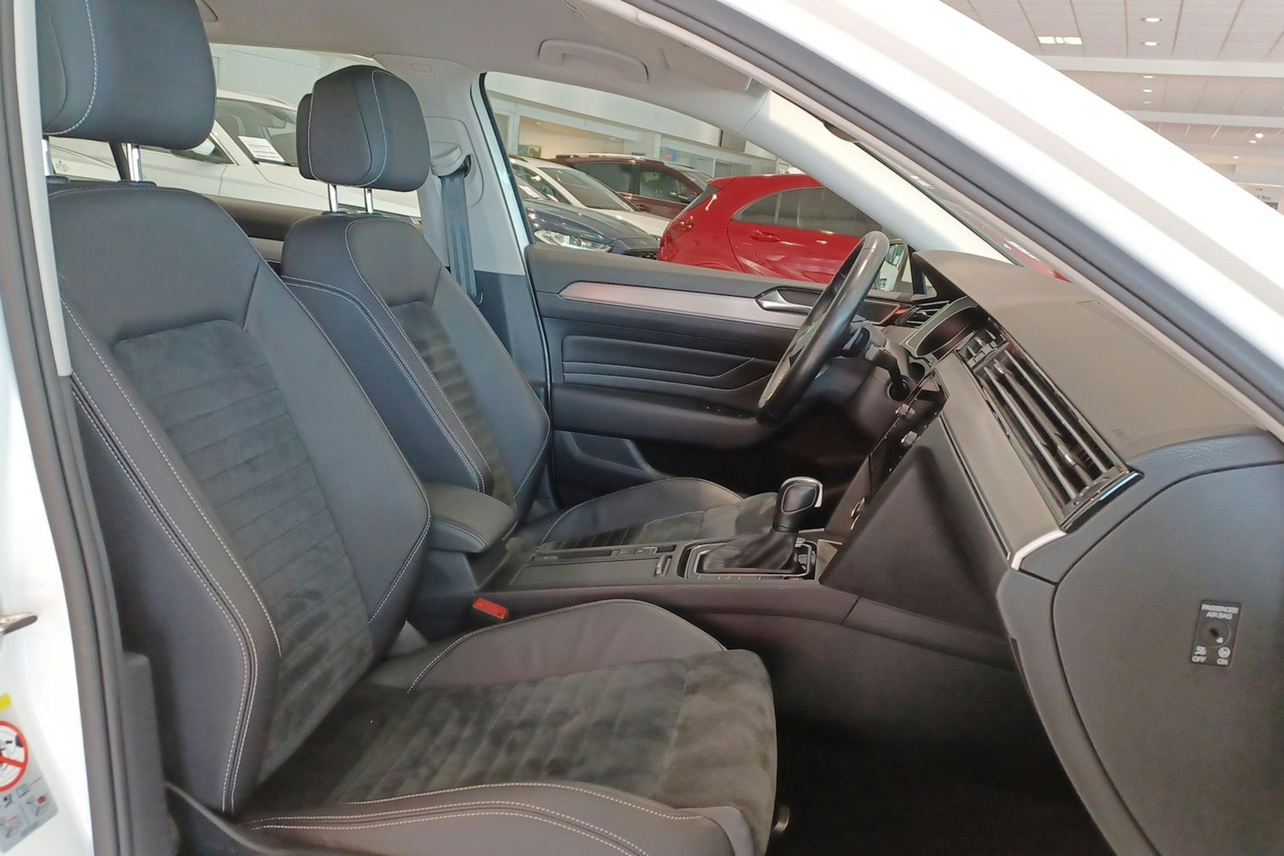 Valkoinen Volkswagen PASSAT 2020 kuva 30.