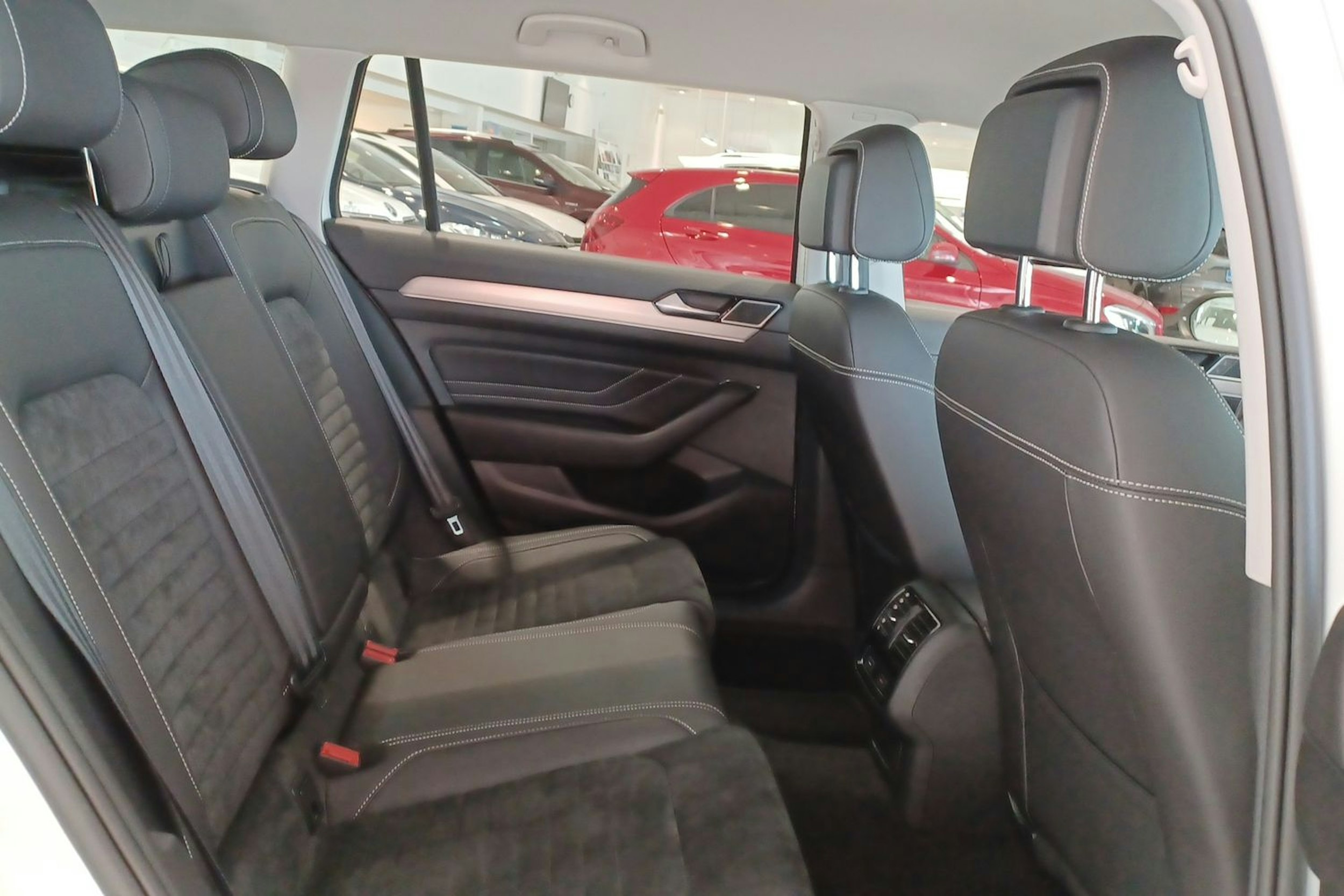Valkoinen Volkswagen PASSAT 2020 kuva 31.
