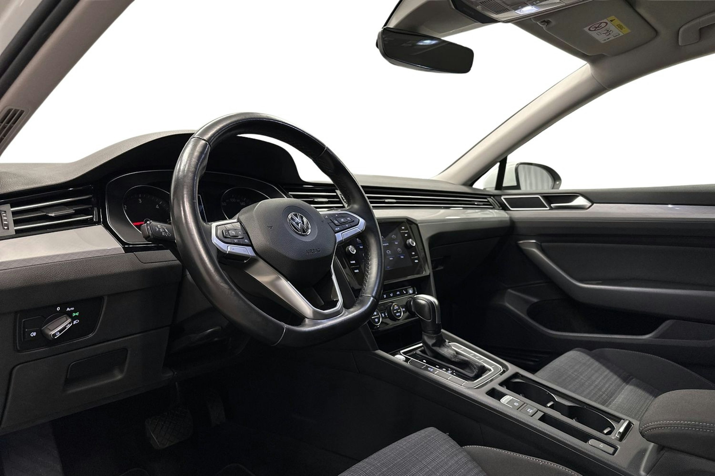 valkoinen Volkswagen Passat 2020 kuva 7.