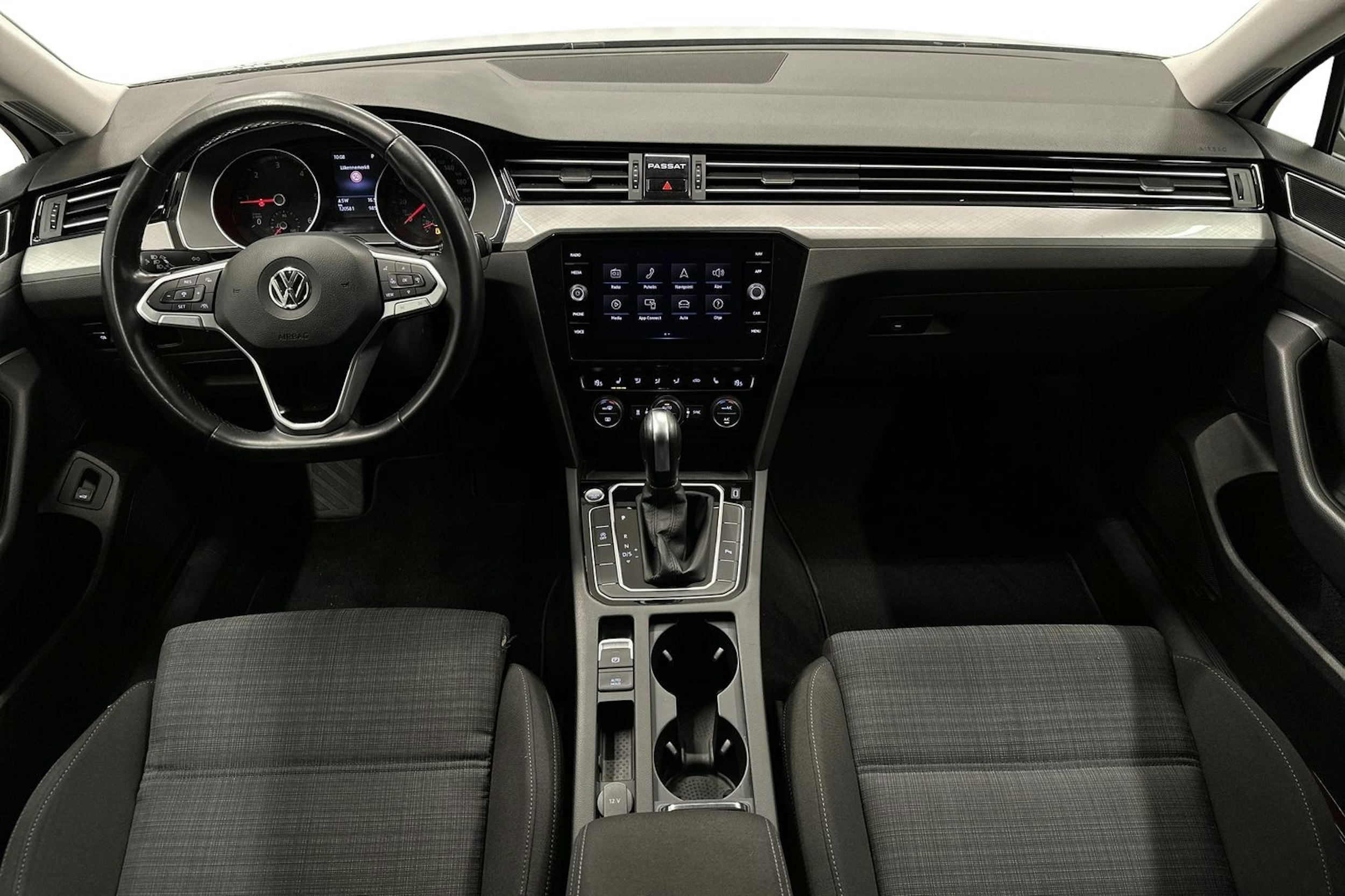 valkoinen Volkswagen Passat 2020 kuva 9.