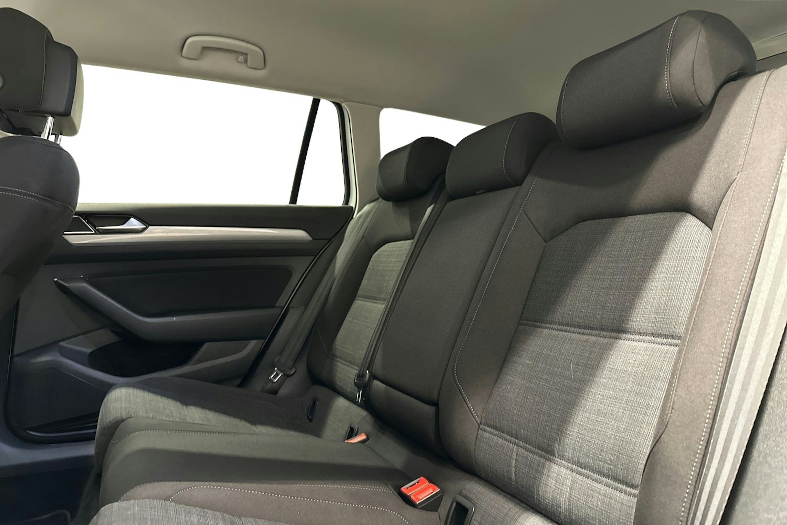 valkoinen Volkswagen Passat 2020 kuva 10.
