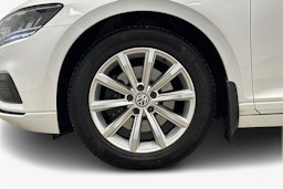 valkoinen Volkswagen Passat 2020 kuva 11.