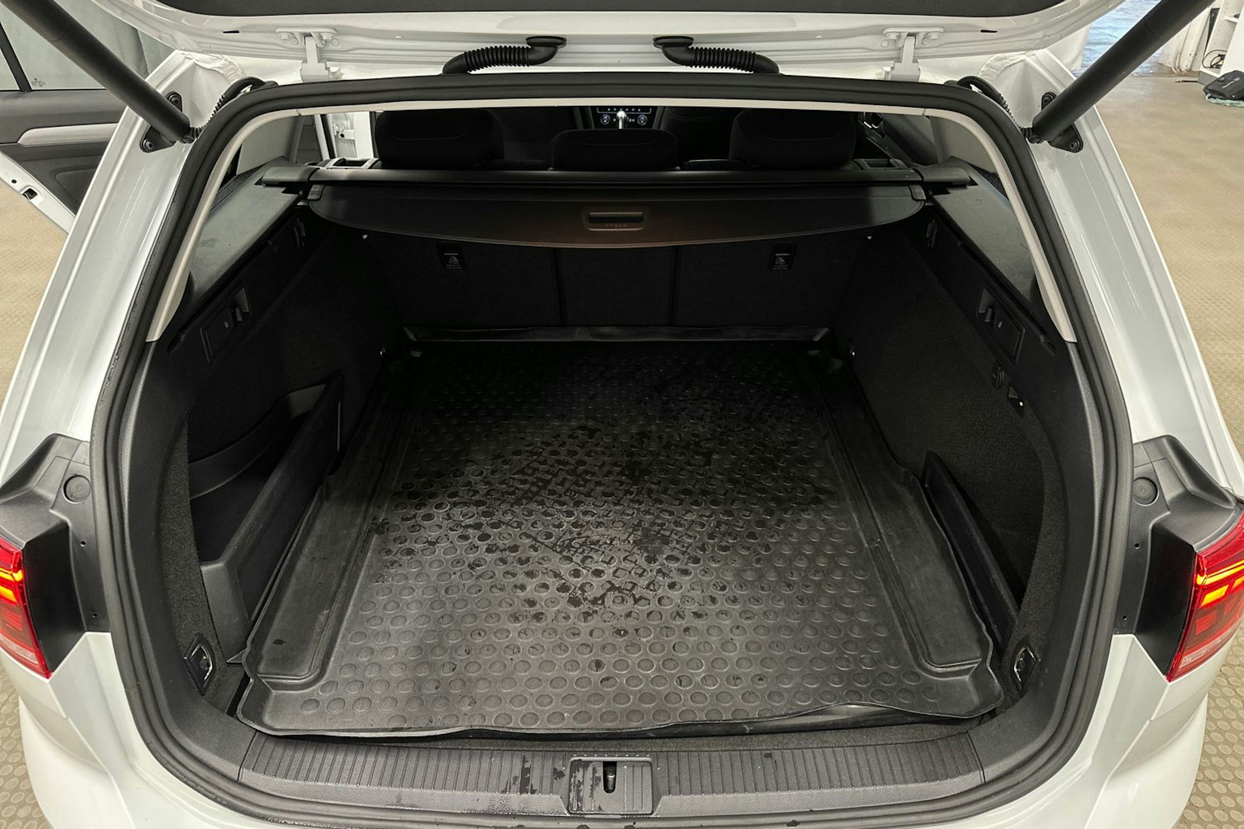valkoinen Volkswagen Passat 2020 kuva 14.