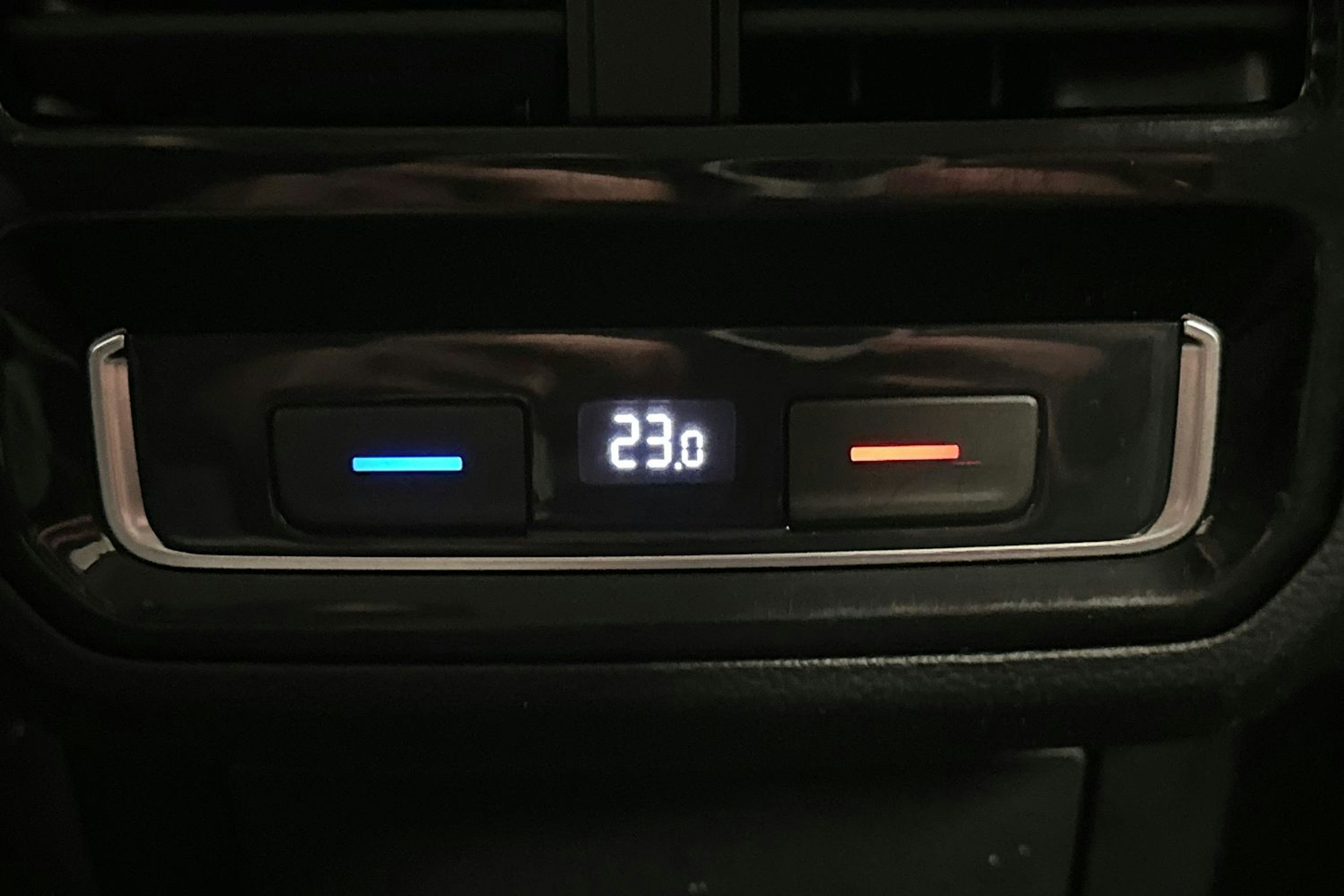 valkoinen Volkswagen Passat 2020 kuva 17.