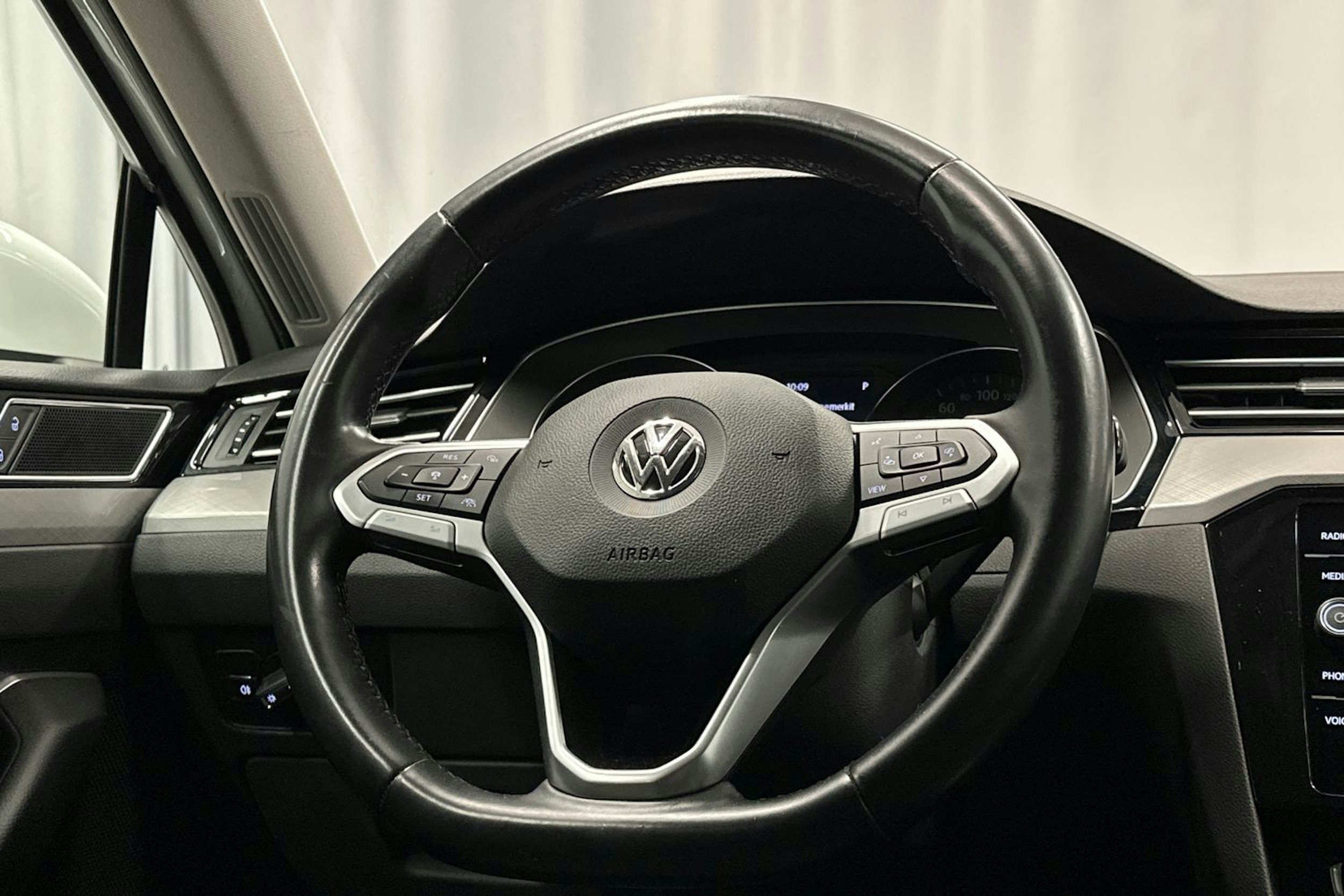 valkoinen Volkswagen Passat 2020 kuva 18.
