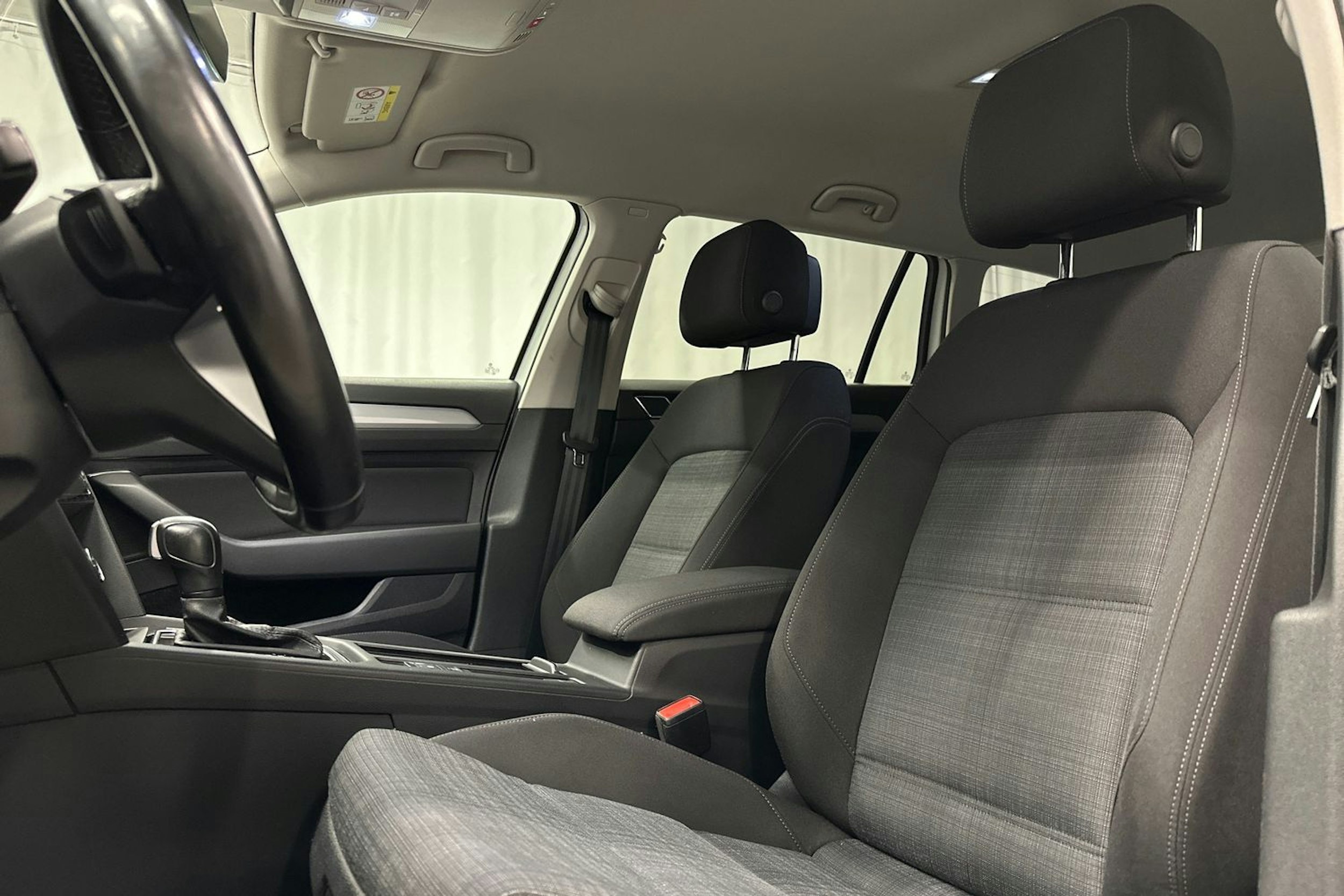 valkoinen Volkswagen Passat 2020 kuva 19.