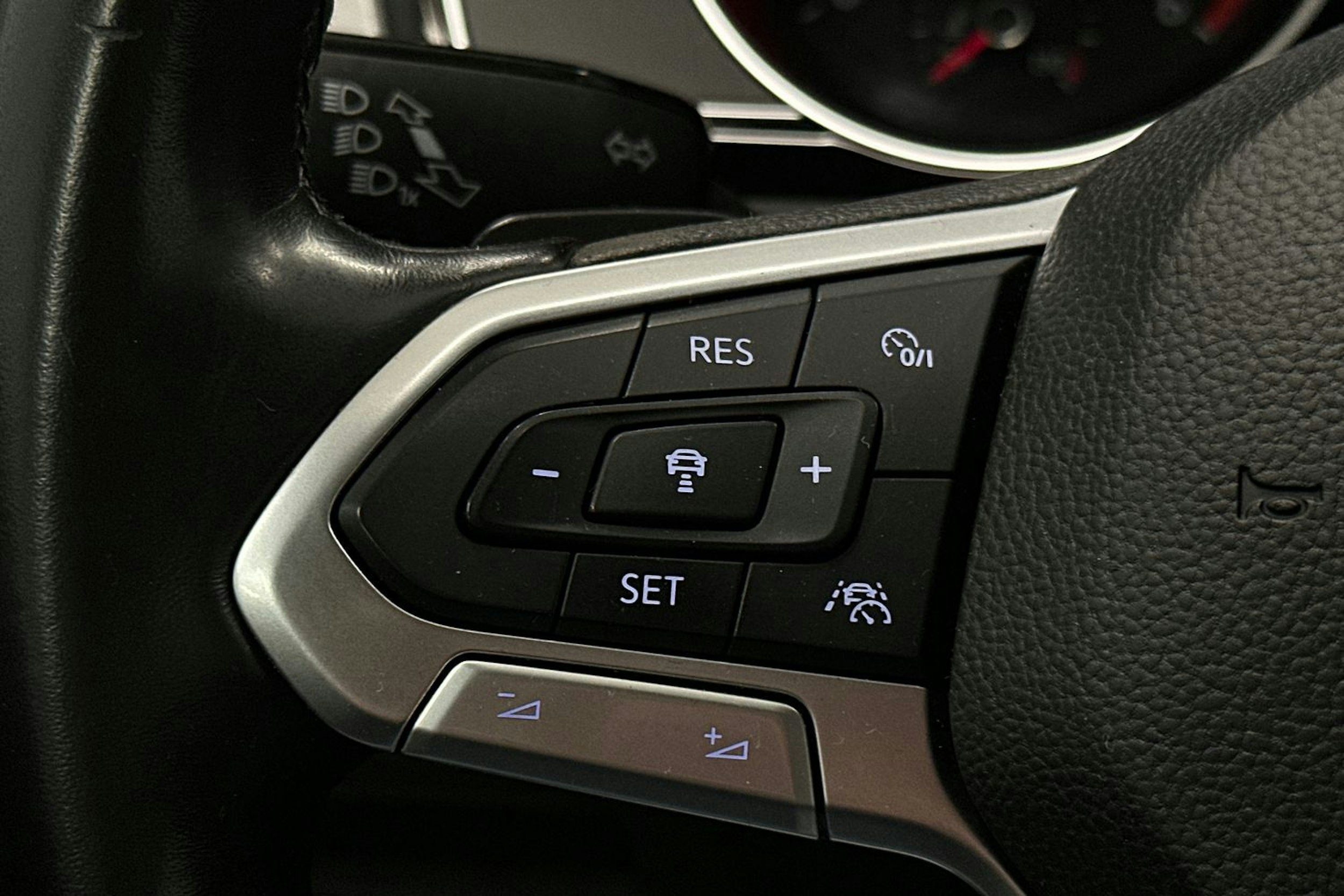 valkoinen Volkswagen Passat 2020 kuva 20.