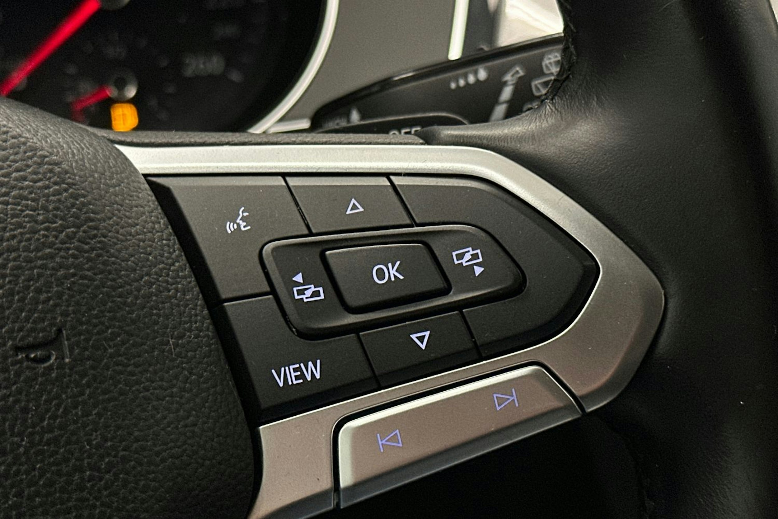 valkoinen Volkswagen Passat 2020 kuva 21.