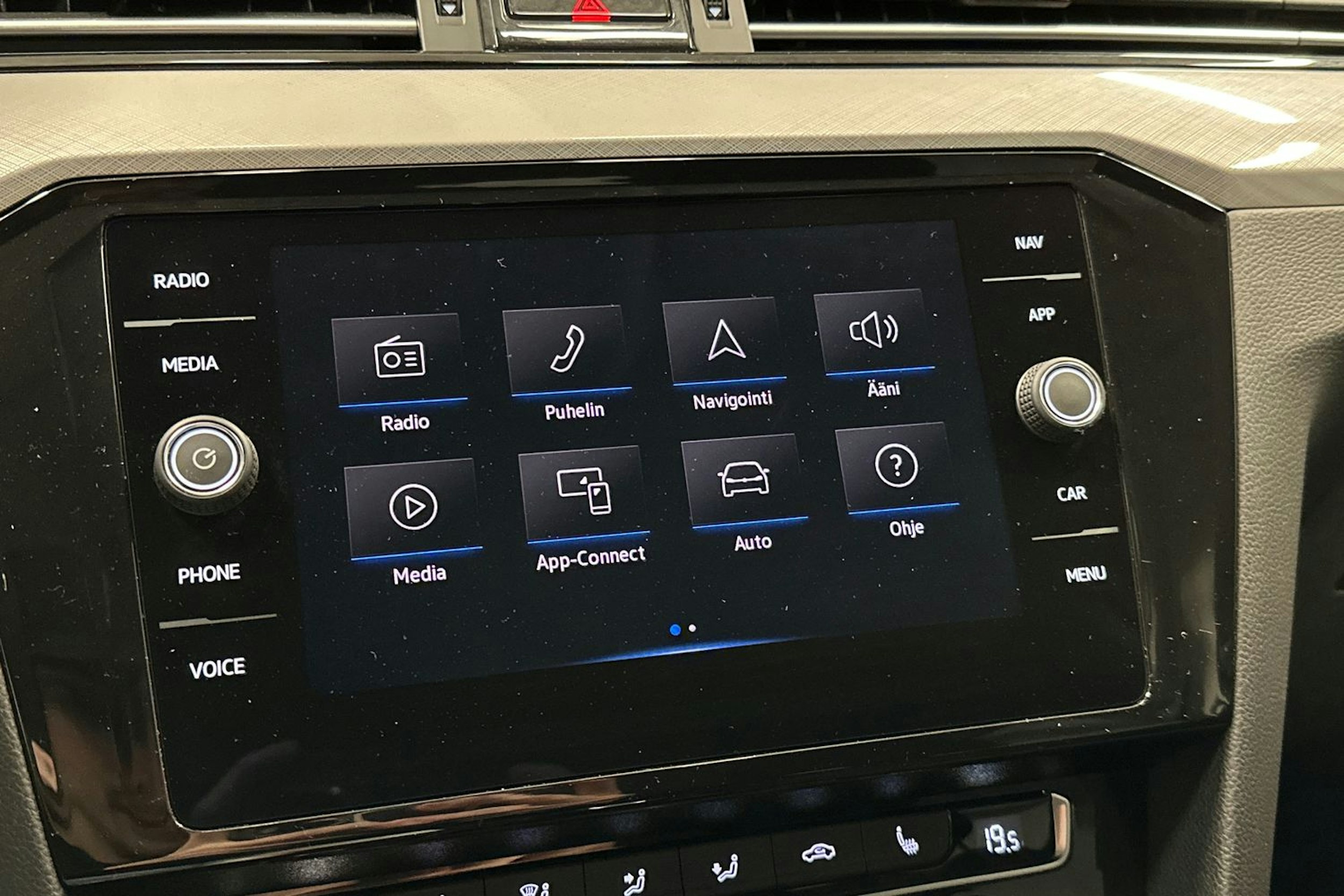 valkoinen Volkswagen Passat 2020 kuva 23.