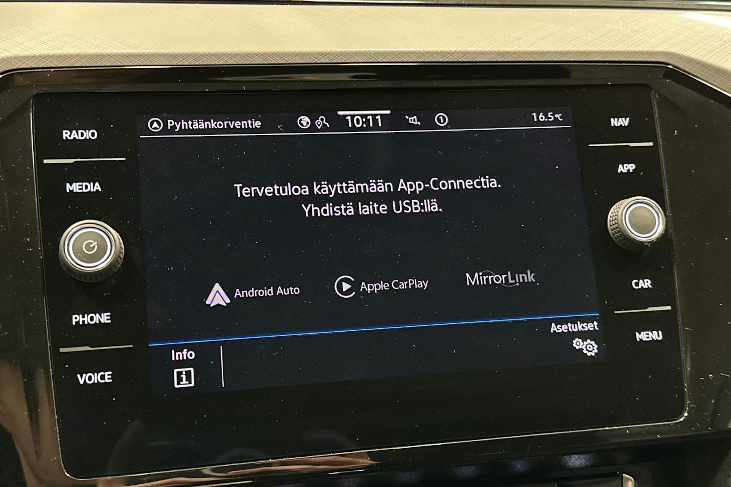 valkoinen Volkswagen Passat 2020 kuva 25.