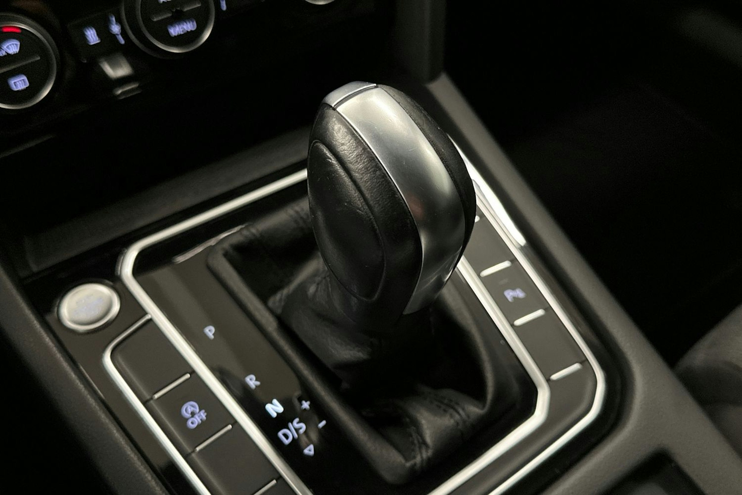 valkoinen Volkswagen Passat 2020 kuva 29.