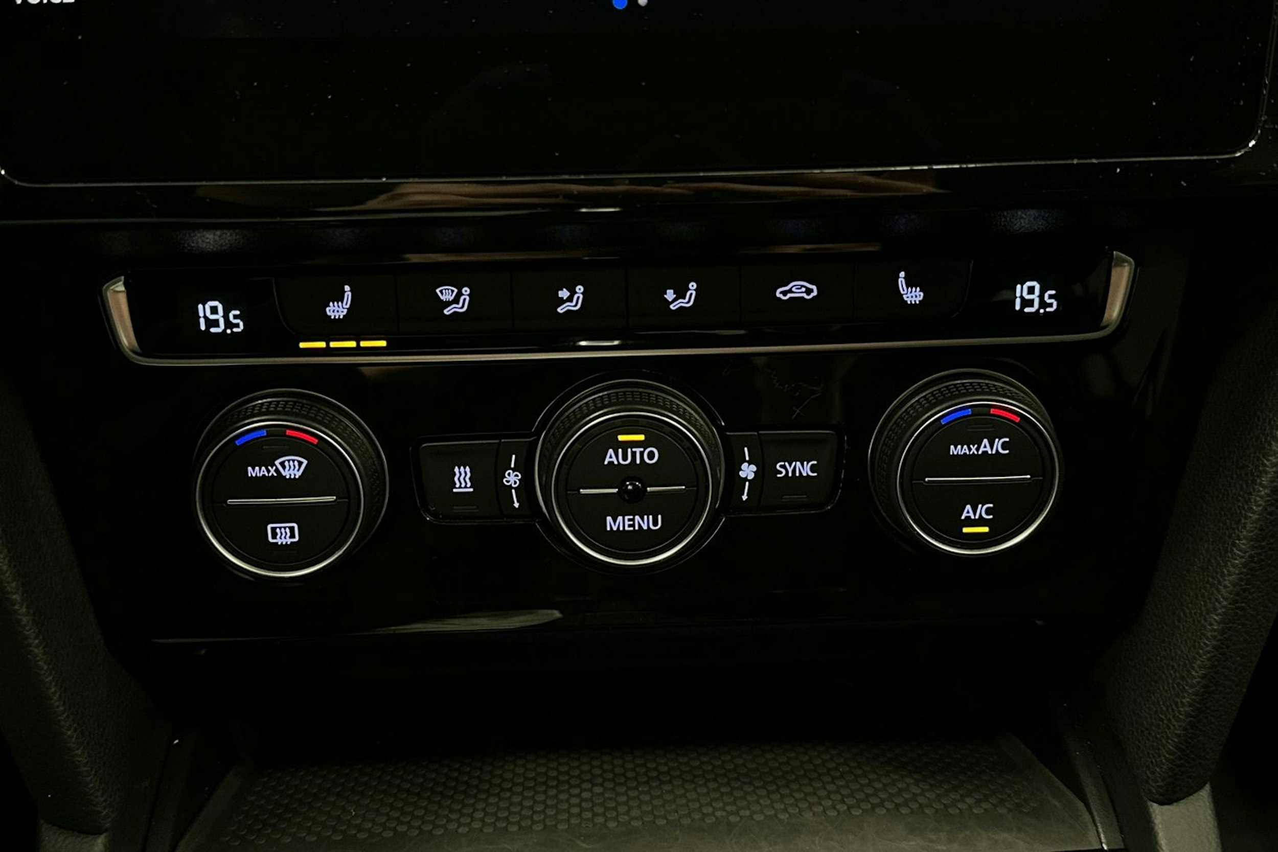 valkoinen Volkswagen Passat 2020 kuva 30.