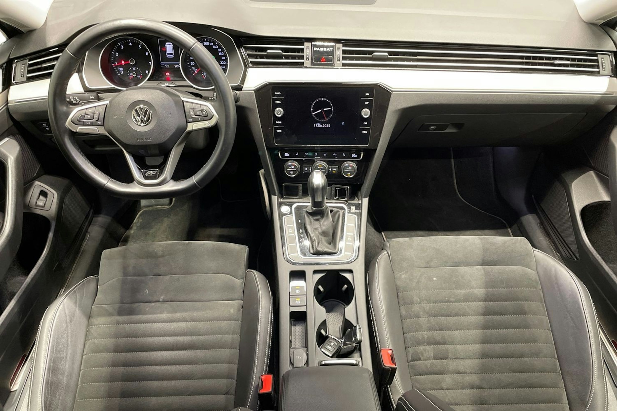 sininen Volkswagen Passat 2020 kuva 9.