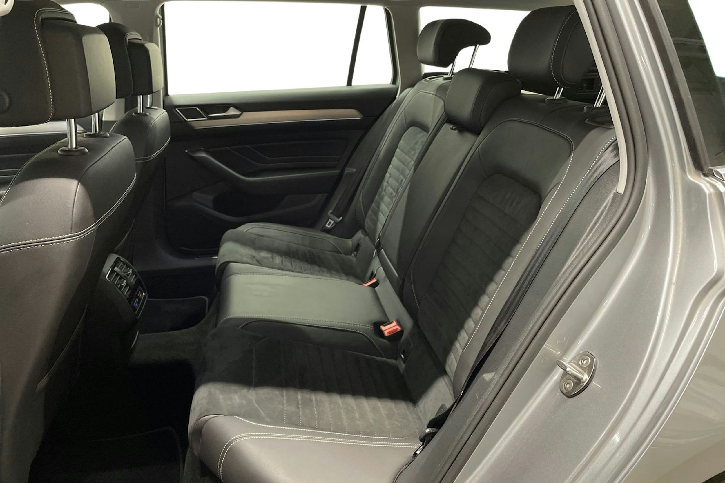 sininen Volkswagen Passat 2020 kuva 10.