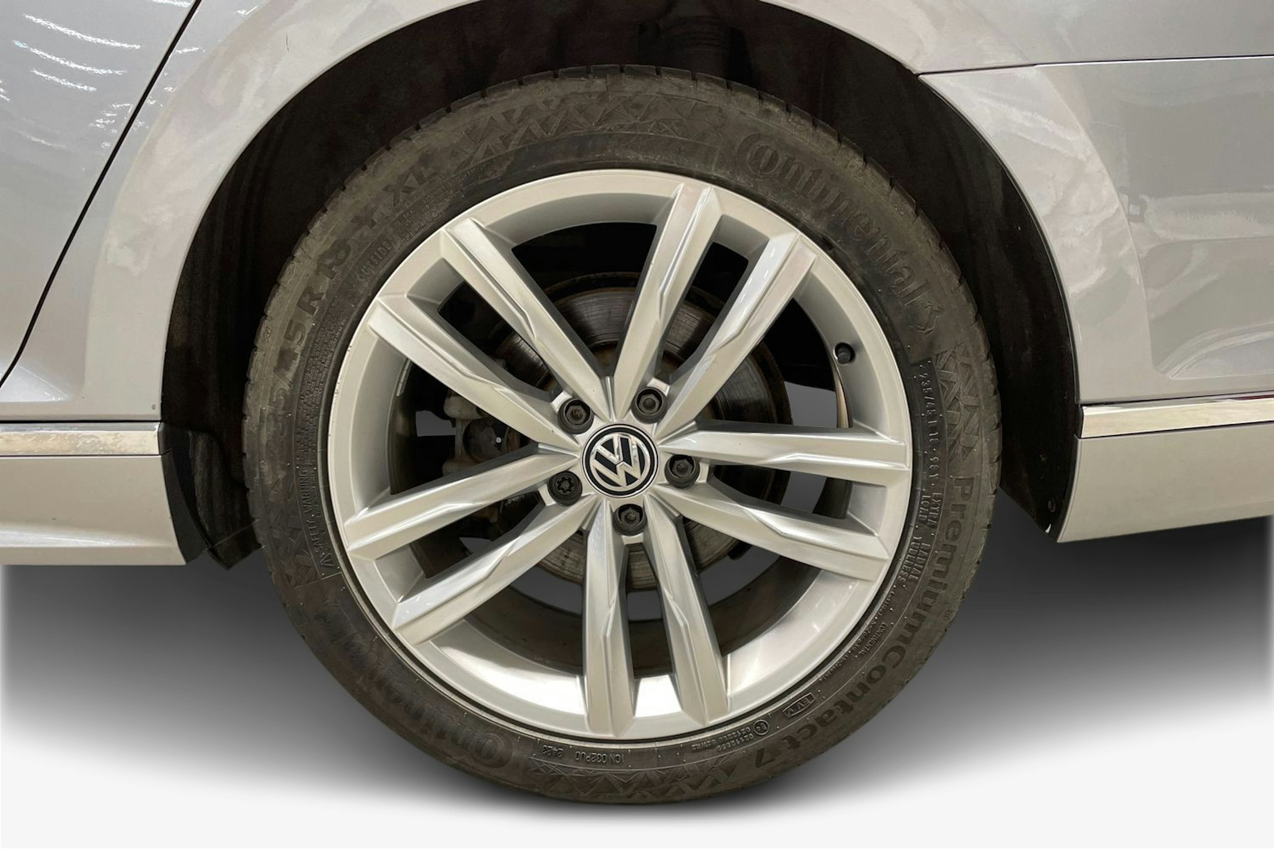 sininen Volkswagen Passat 2020 kuva 11.