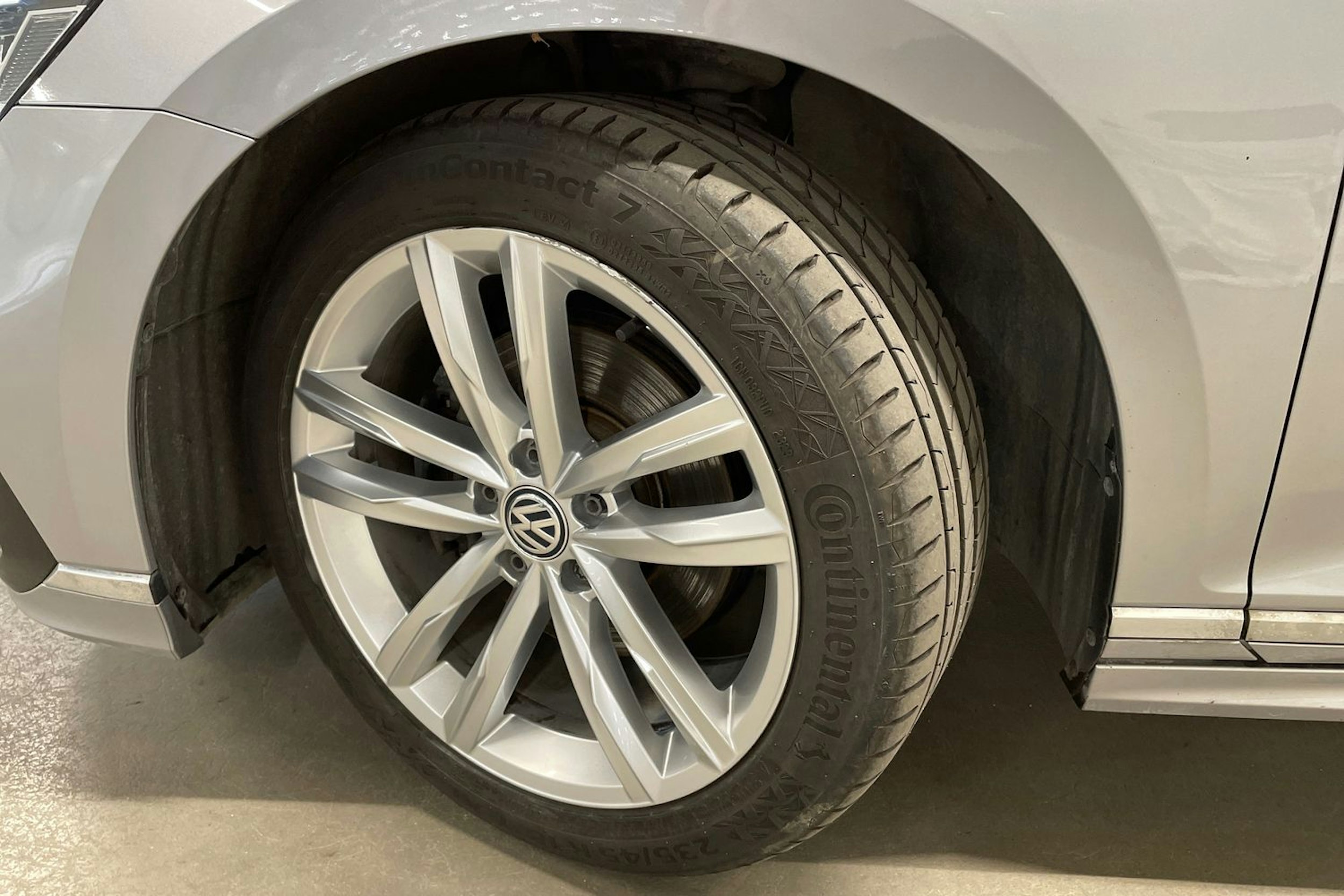 sininen Volkswagen Passat 2020 kuva 13.