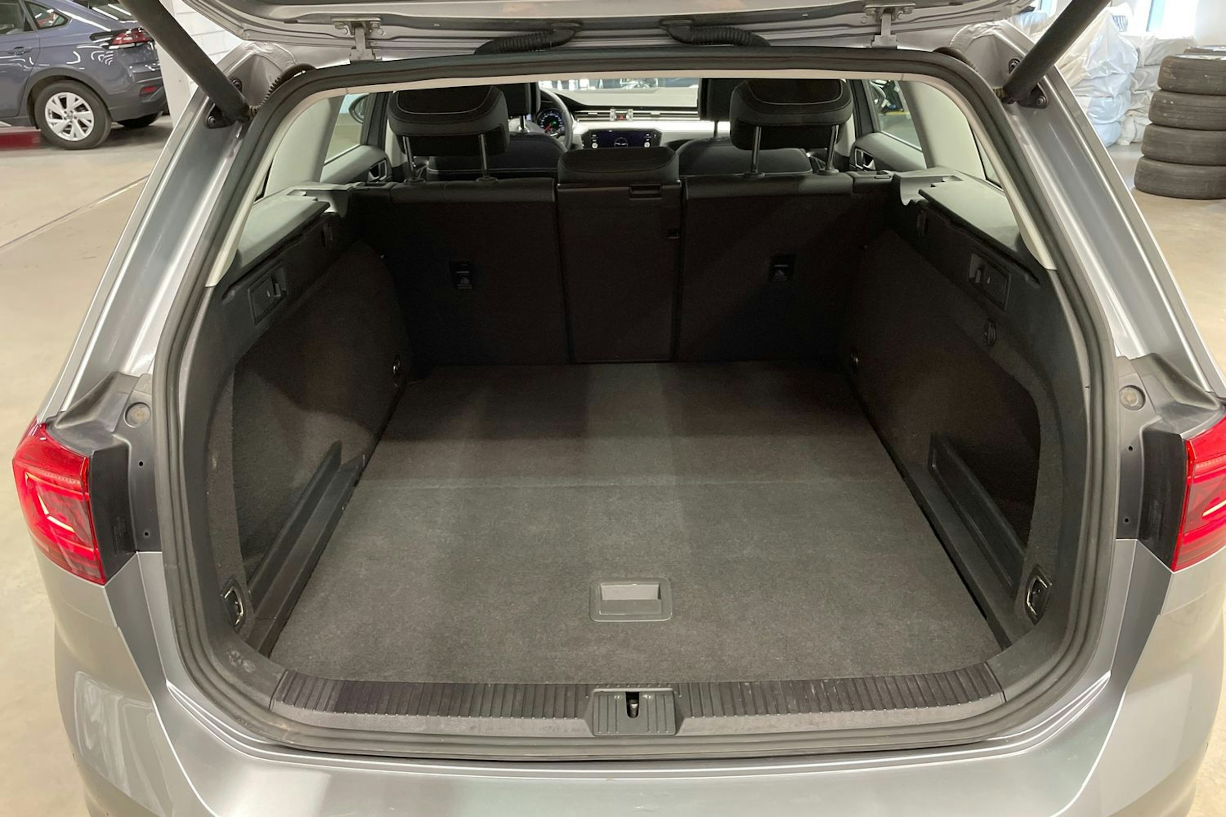 sininen Volkswagen Passat 2020 kuva 15.