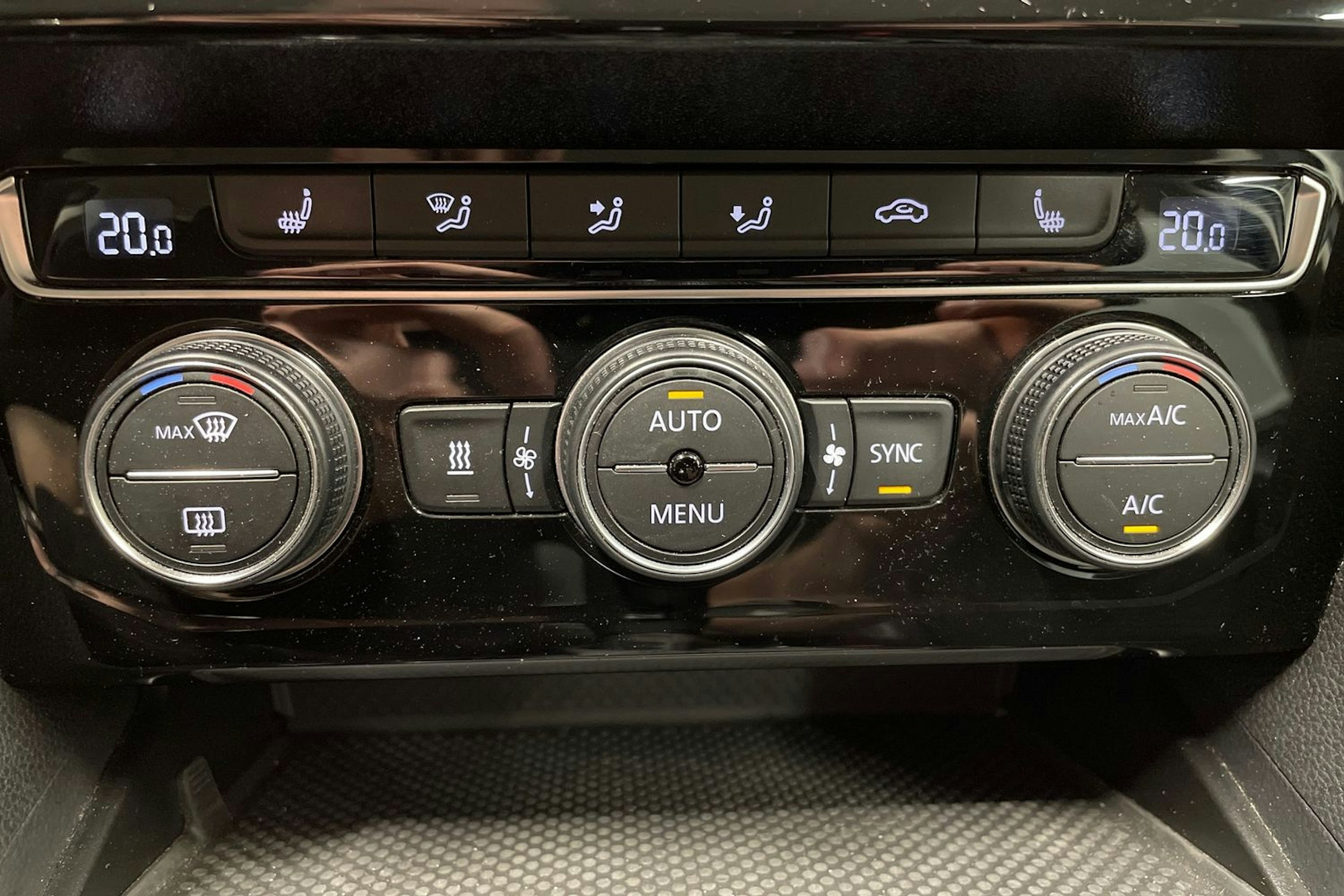 sininen Volkswagen Passat 2020 kuva 18.