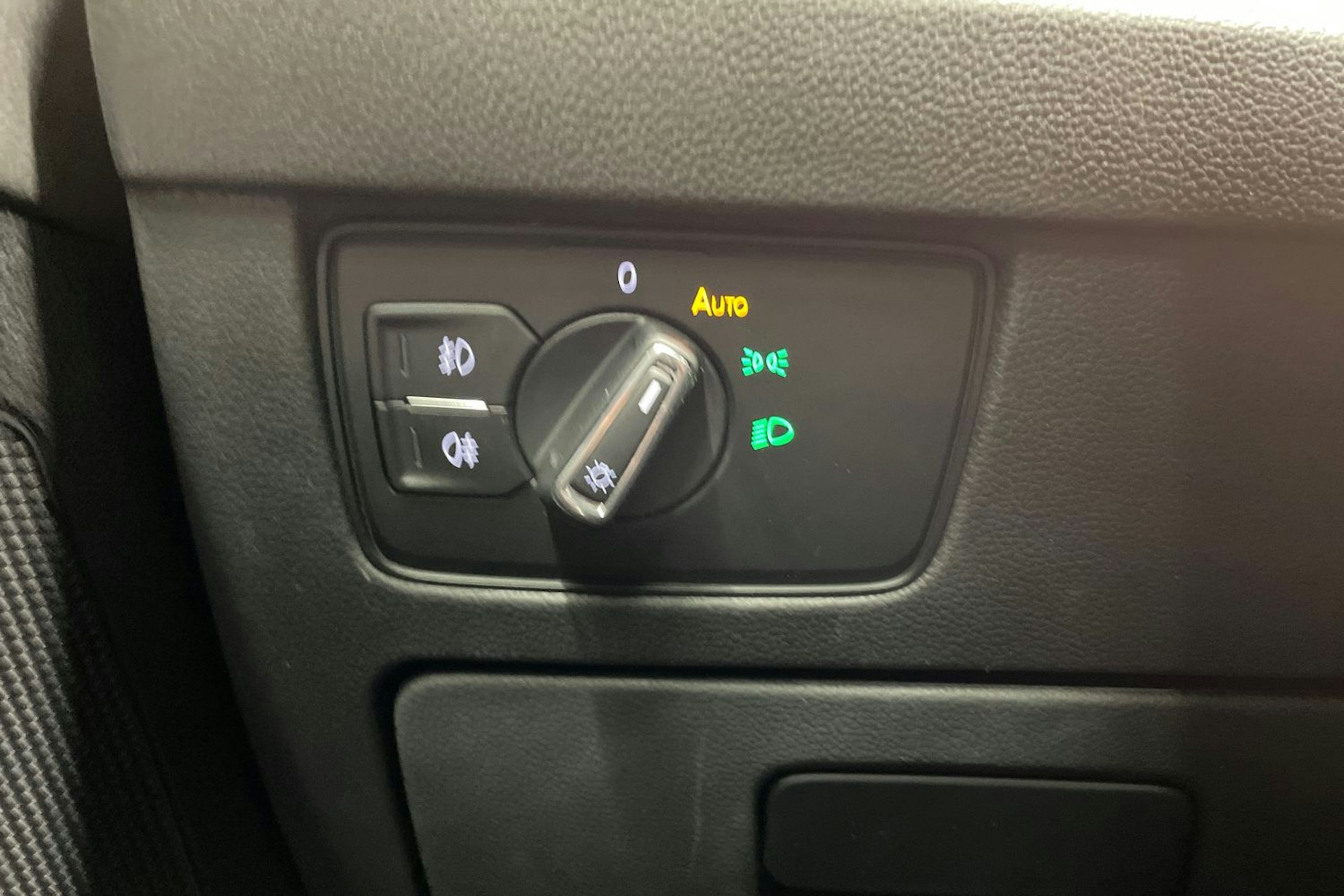 sininen Volkswagen Passat 2020 kuva 26.