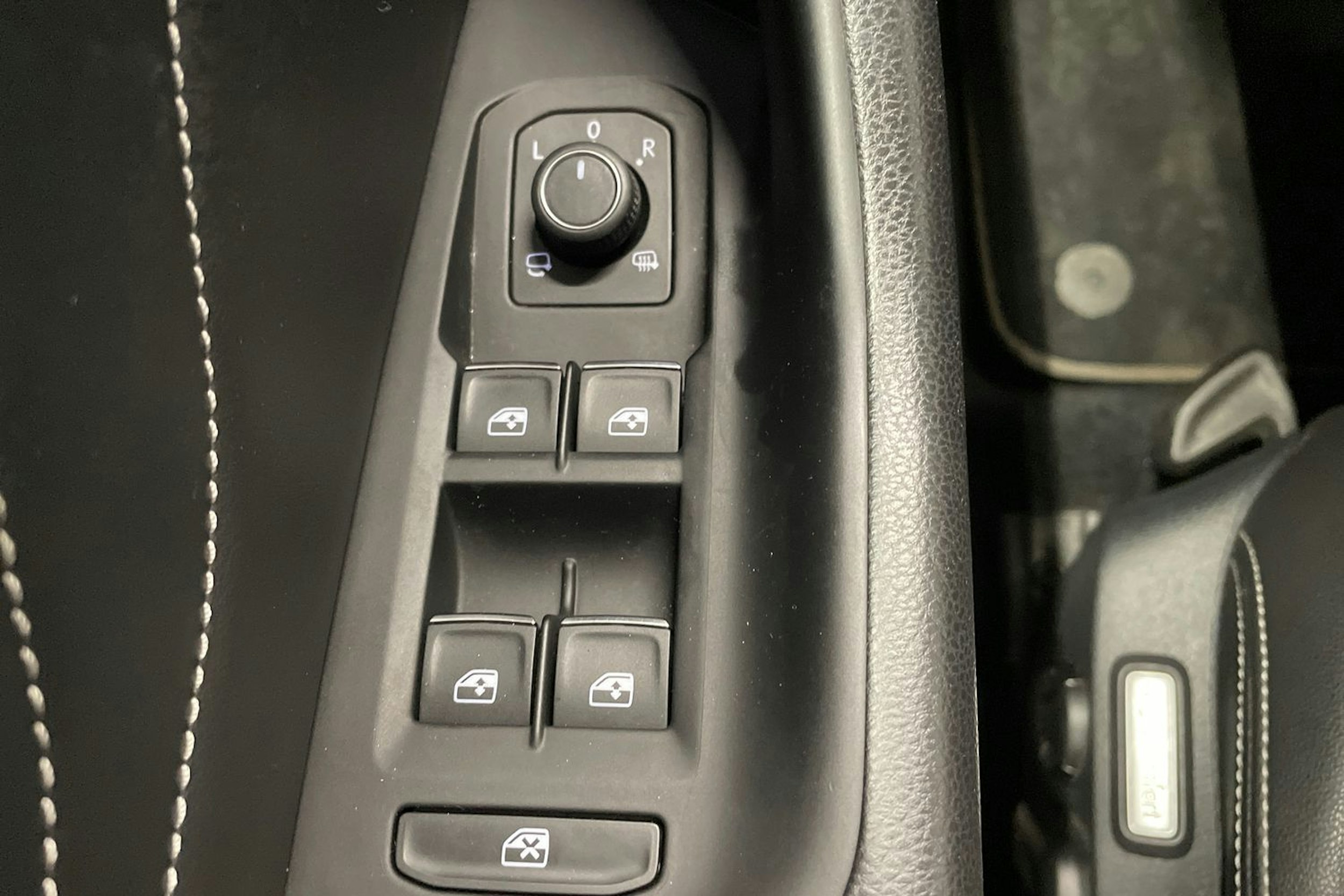 sininen Volkswagen Passat 2020 kuva 29.