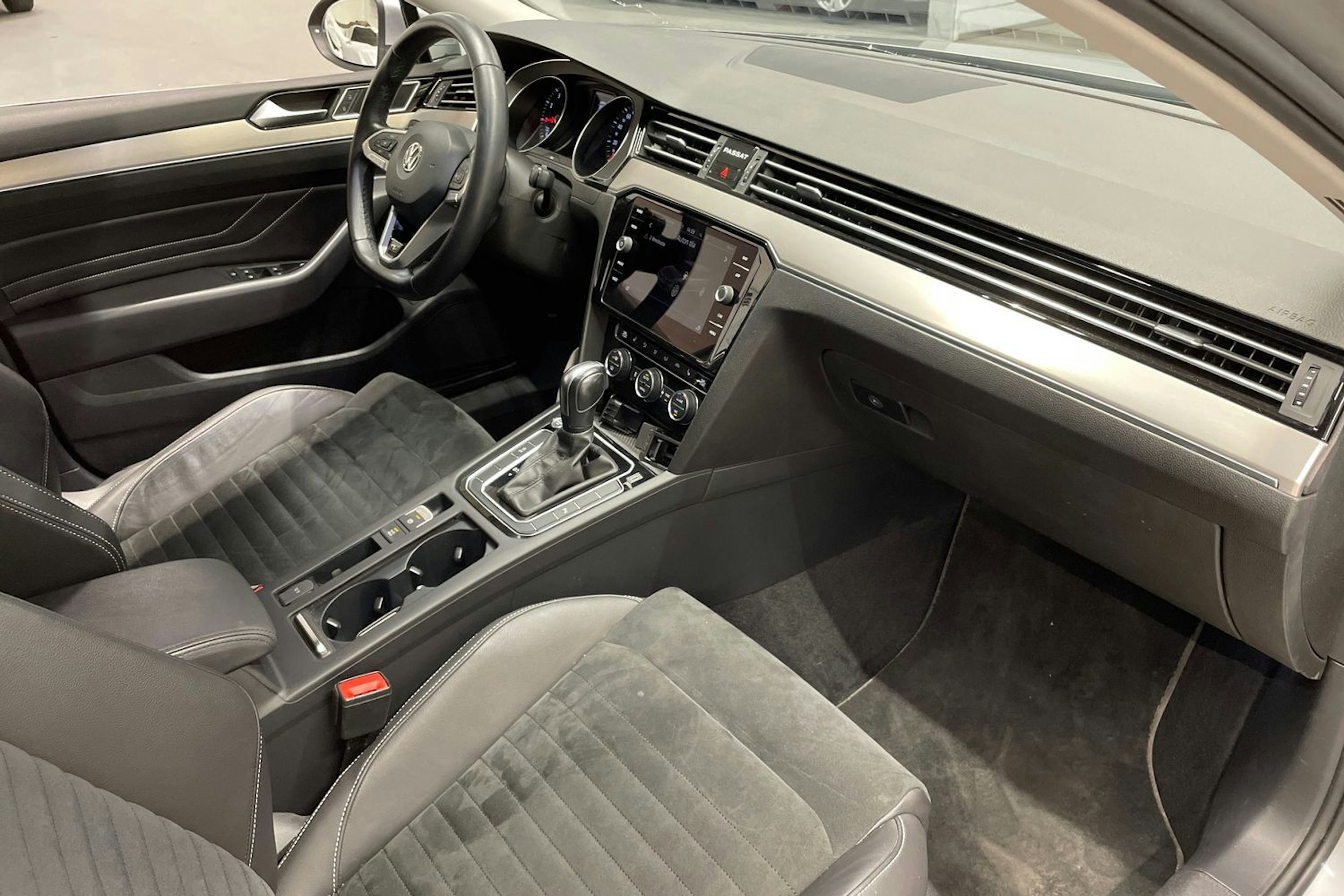 sininen Volkswagen Passat 2020 kuva 31.