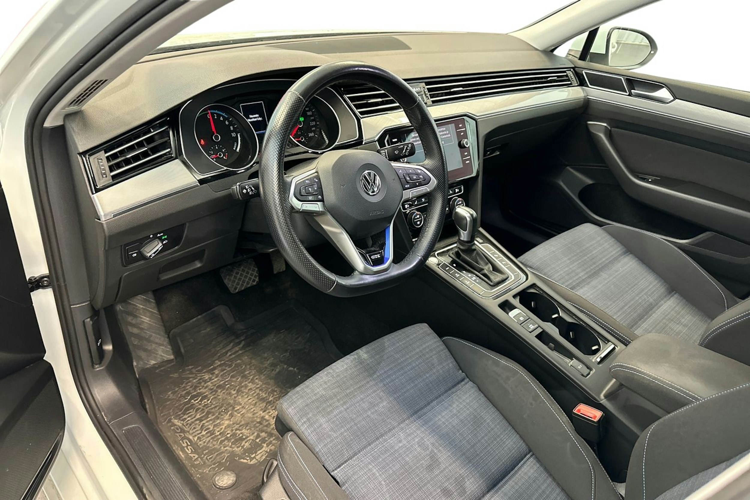 valkoinen Volkswagen Passat 2020 kuva 3.