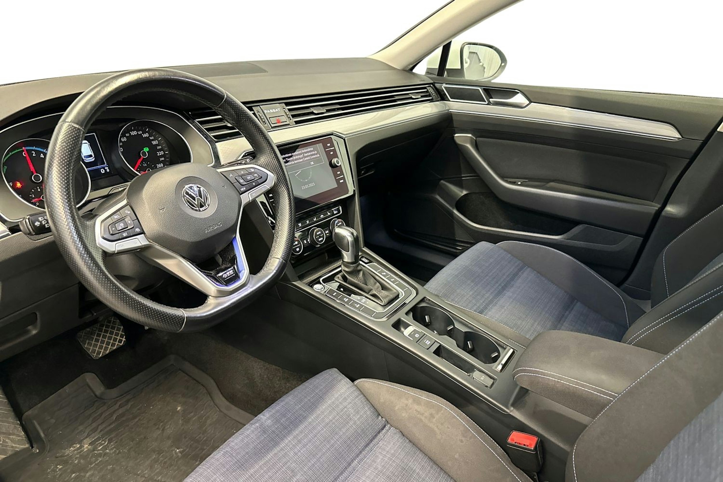 valkoinen Volkswagen Passat 2020 kuva 7.
