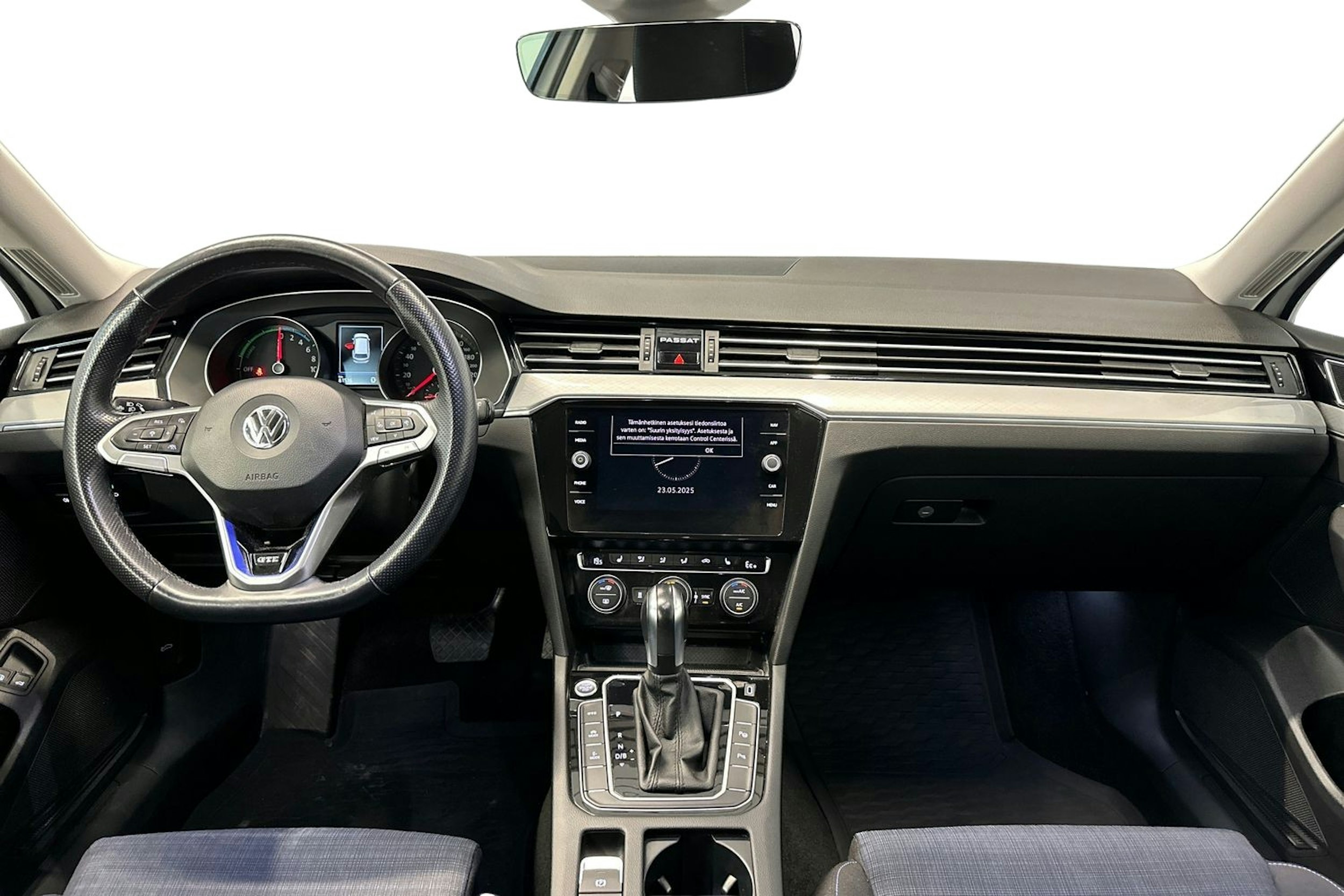 valkoinen Volkswagen Passat 2020 kuva 9.