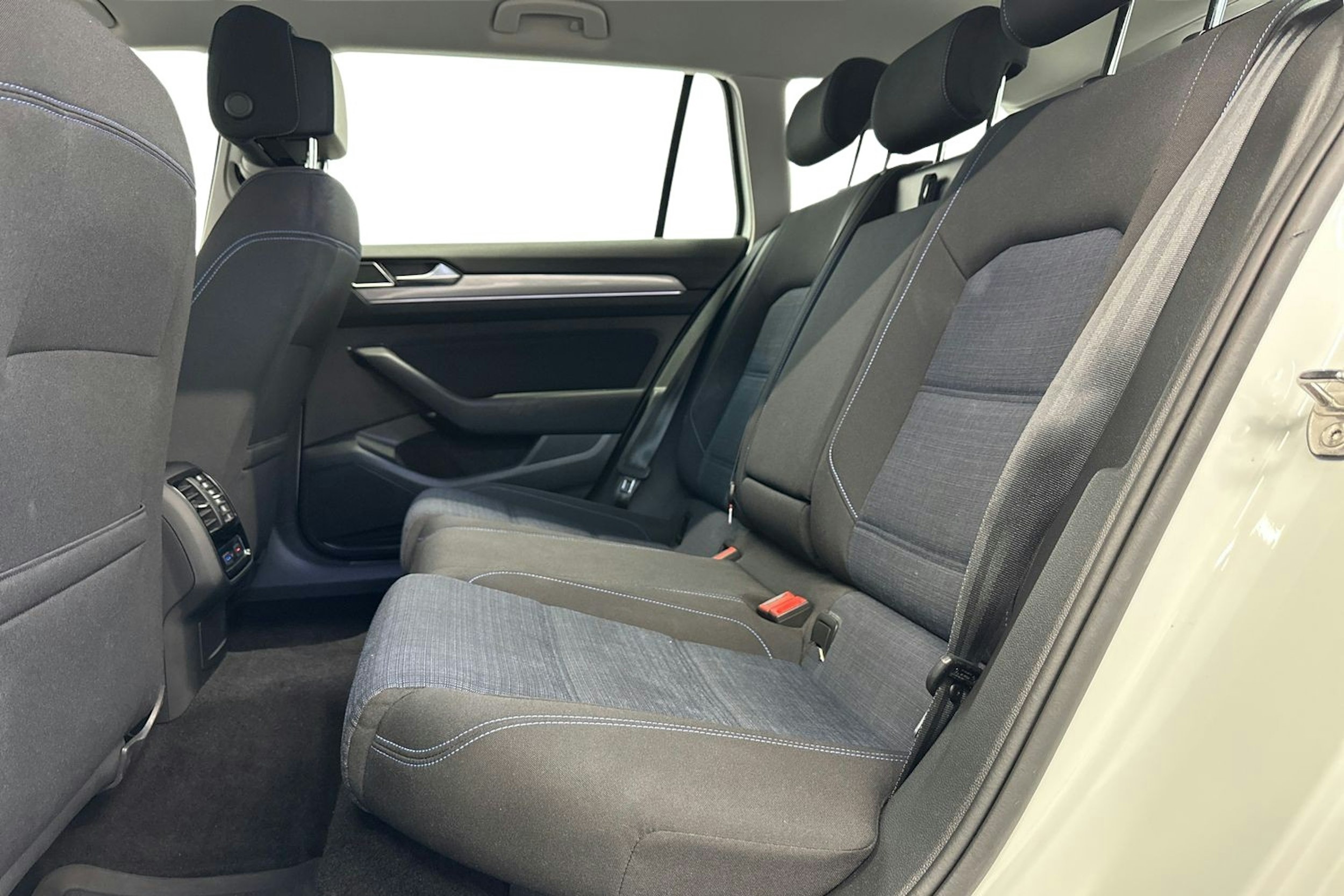 valkoinen Volkswagen Passat 2020 kuva 10.