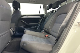 valkoinen Volkswagen Passat 2020 kuva 10.