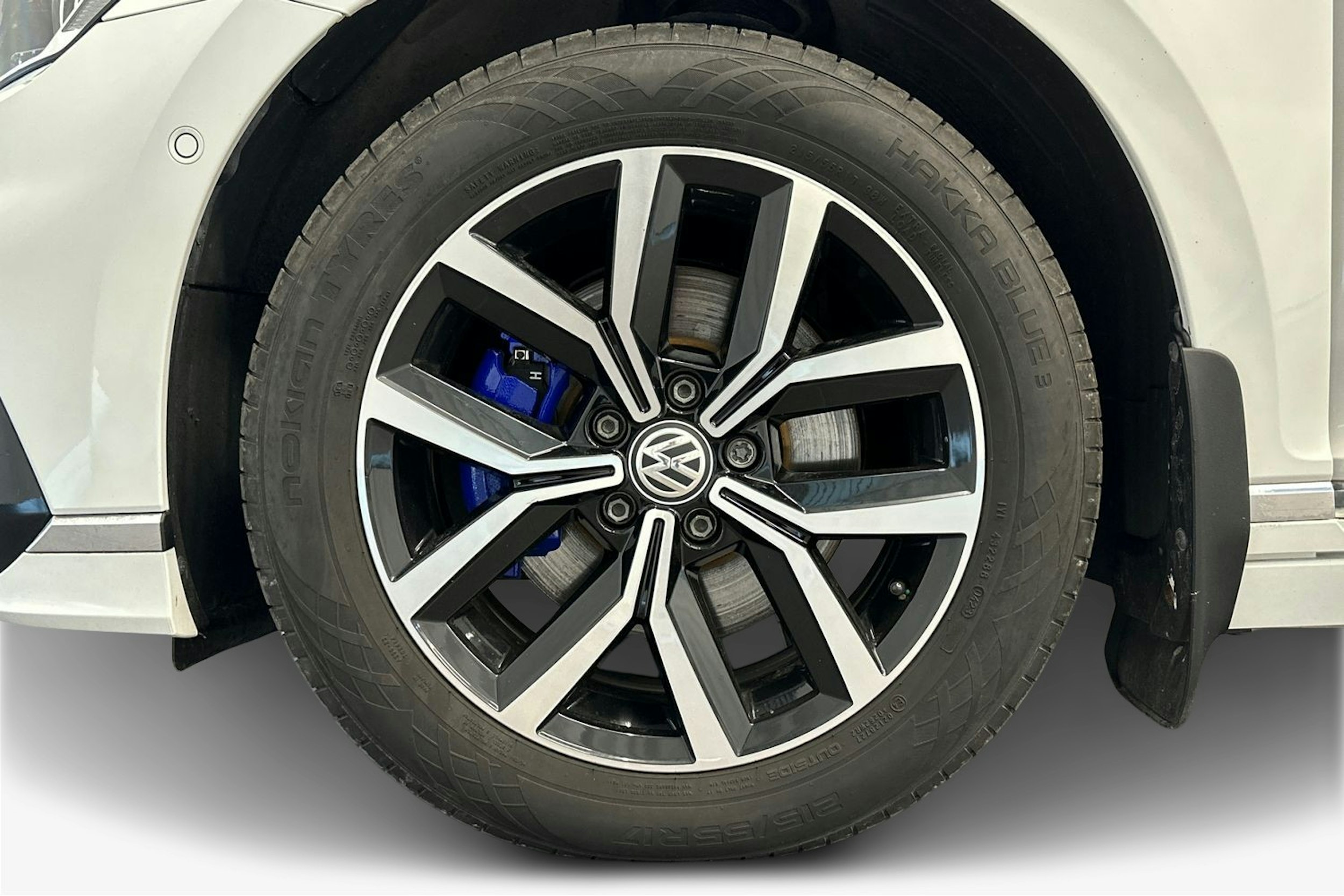 valkoinen Volkswagen Passat 2020 kuva 11.
