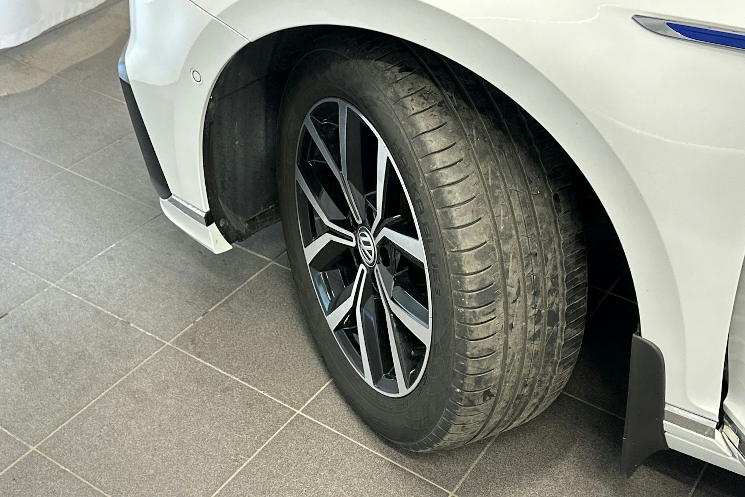 valkoinen Volkswagen Passat 2020 kuva 13.