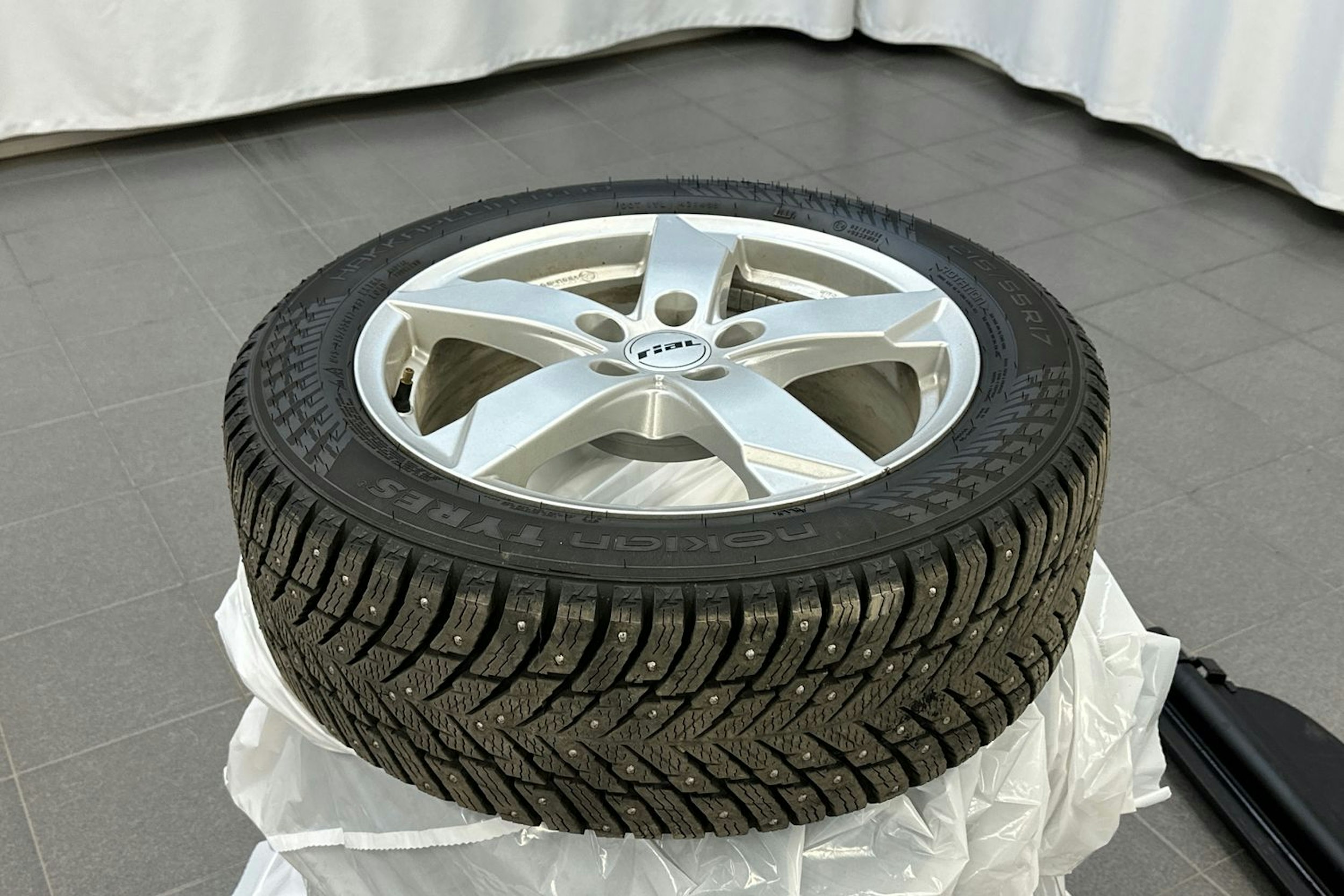 valkoinen Volkswagen Passat 2020 kuva 14.
